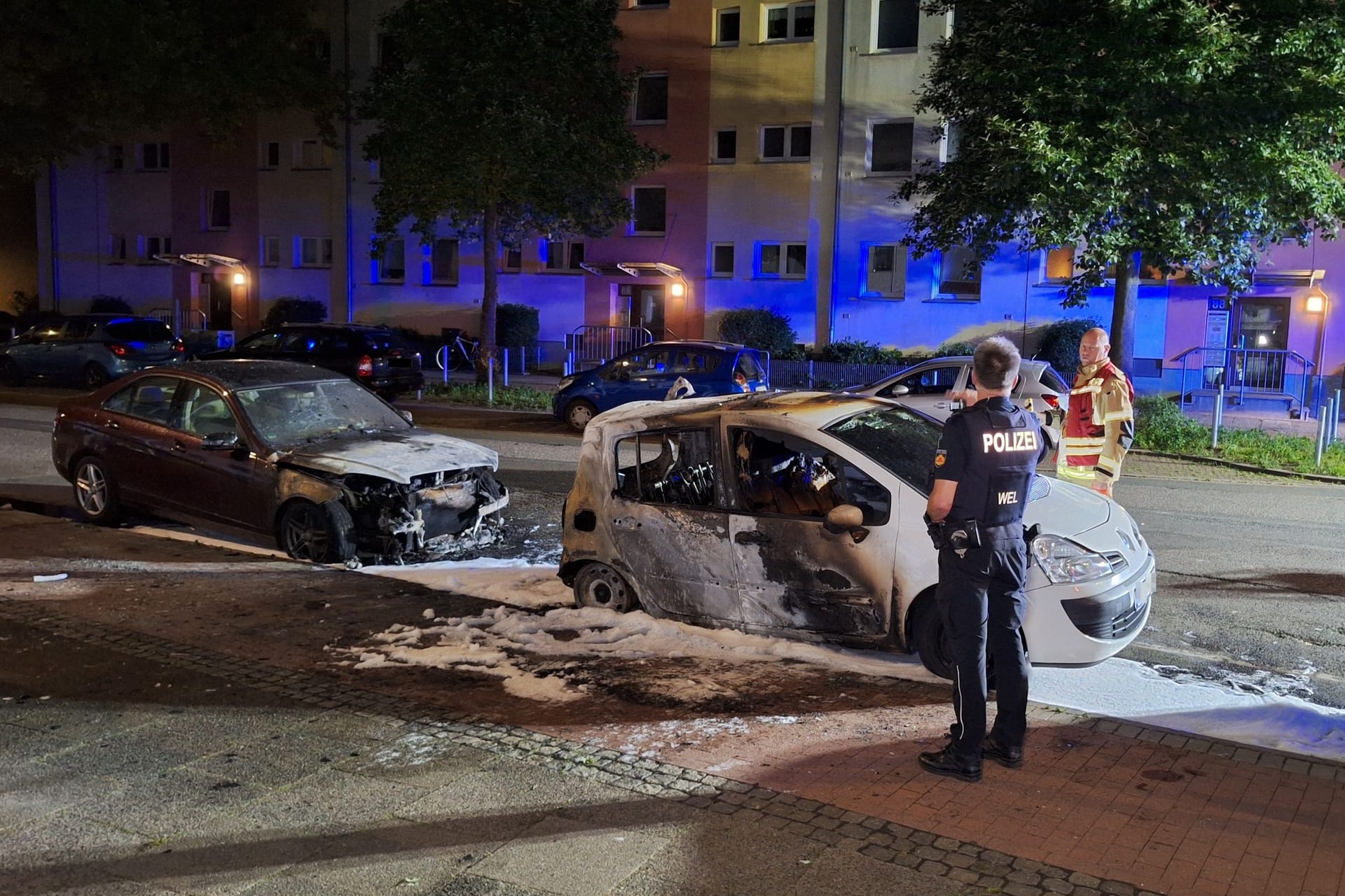 Polizei und Feuerwehr am Tatort im Bremer Stadtteil Walle: Die Fahrzeuge brannten komplett aus.