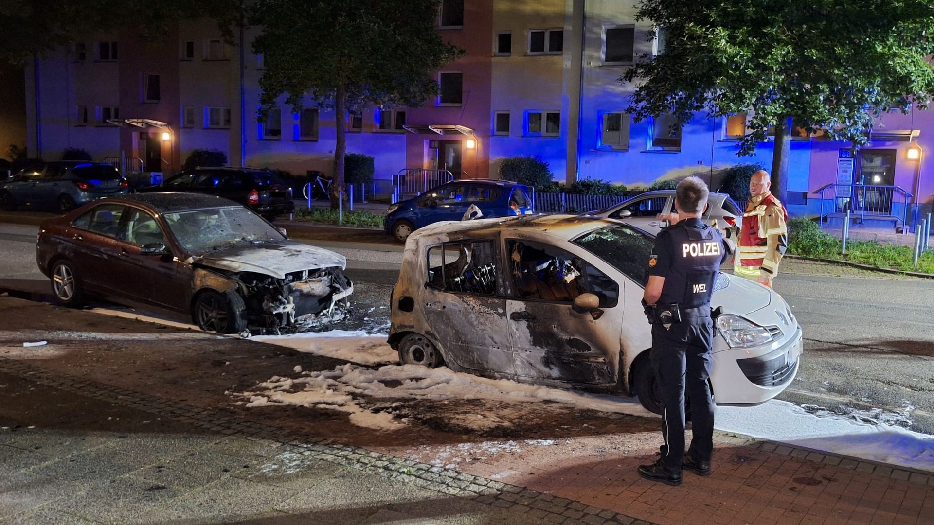 Polizei und Feuerwehr am Tatort im Bremer Stadtteil Walle: Die Fahrzeuge brannten komplett aus. Polizei und Feuerwehr am Tatort im Bremer Stadtteil Walle: Die Fahrzeuge brannten komplett aus.