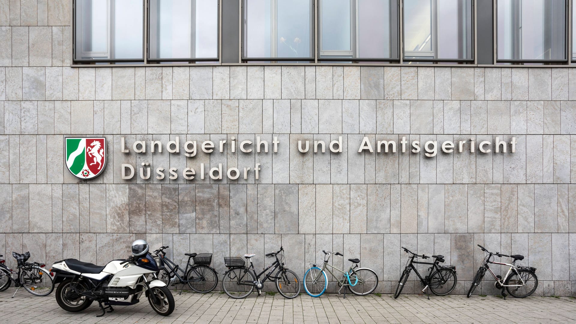 Landgericht Düsseldorf (Symbolbild): Drei Schüsse hatte der Polizist auf den Verdächtigen abgegeben.