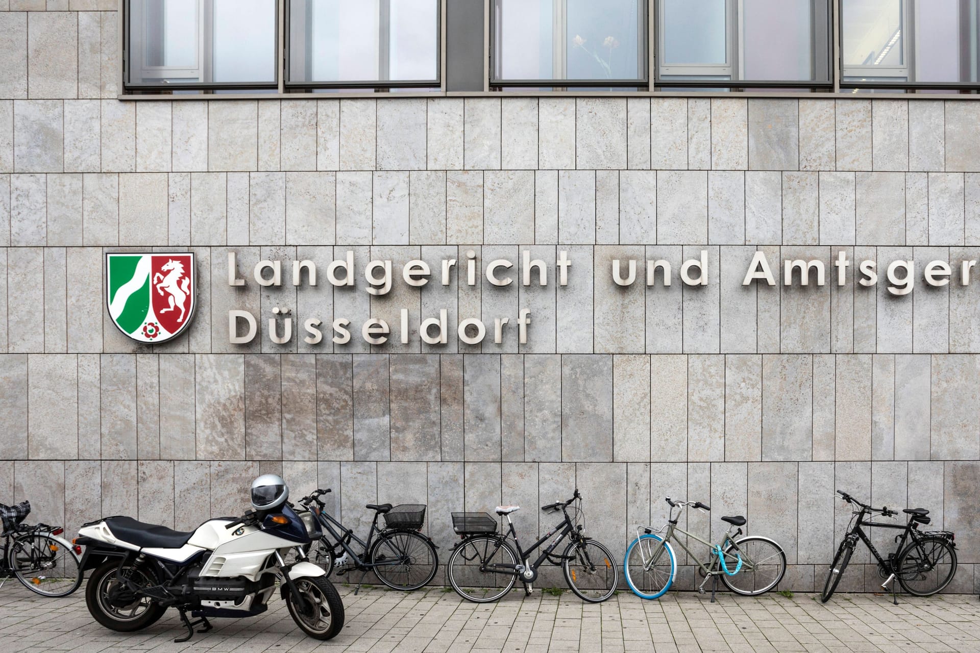 Landgericht Düsseldorf (Symbolbild): Drei Schüsse hatte der Polizist auf den Verdächtigen abgegeben.