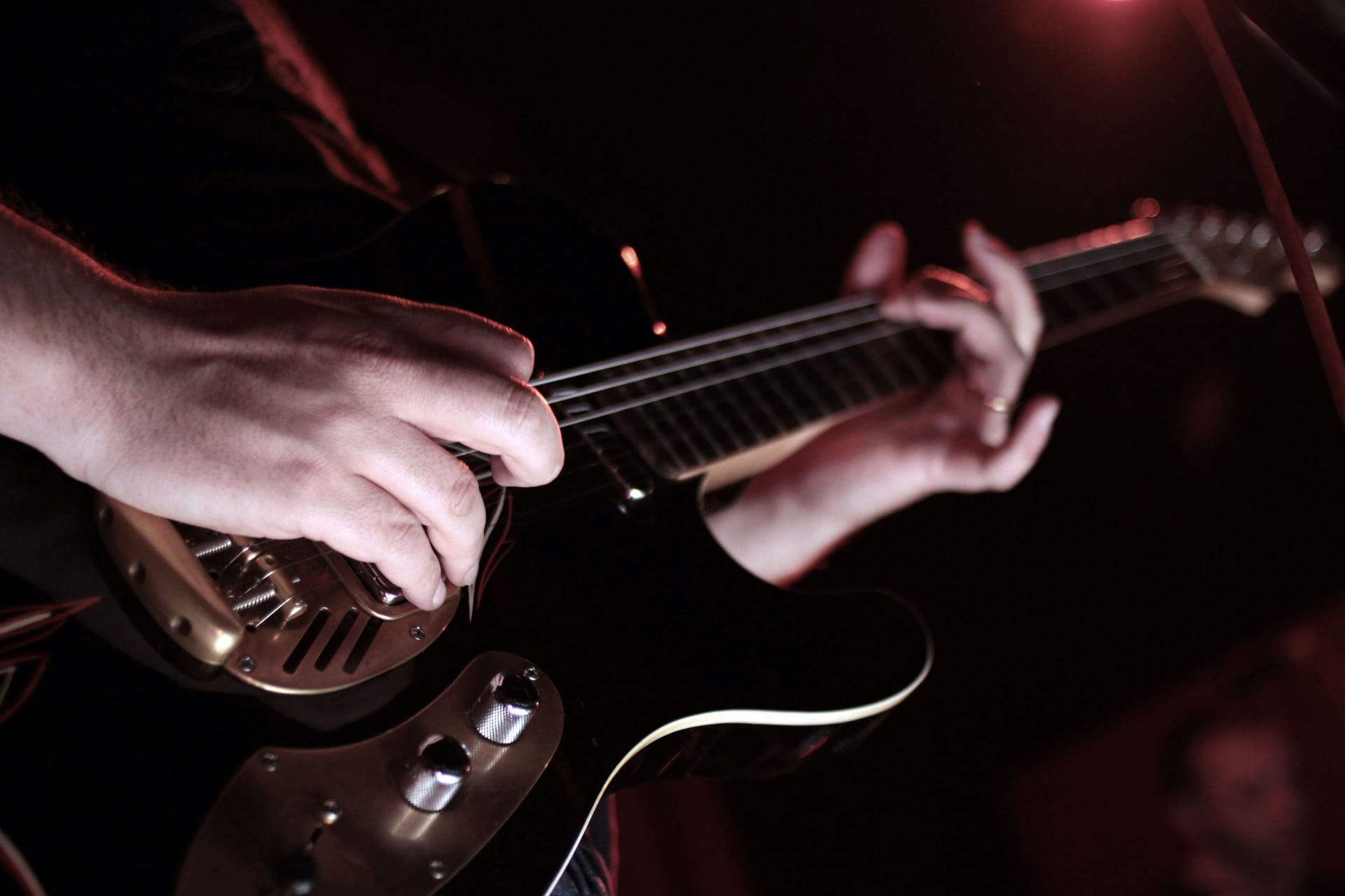 Ein Mann spielt eine Gitarre (Symbolbild): Eine Bremer Band trauert um ihren Leader.