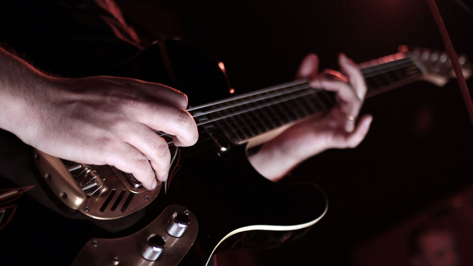 Ein Mann spielt eine Gitarre (Symbolbild): Eine Bremer Band trauert um ihren Leader.