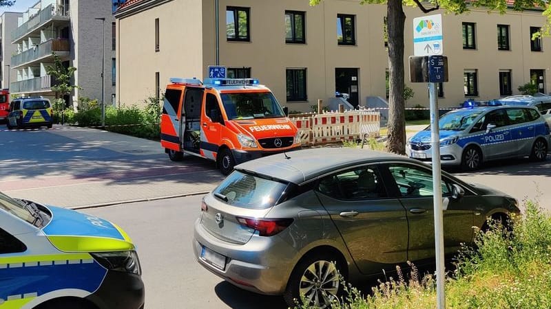 Einsatzfahrzeuge von Feuerwehr, Rettungsdienst und Polizei stehen in Zehlendorf: Ein Mann wurde getötet.