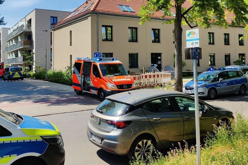 Einsatzfahrzeuge von Feuerwehr, Rettungsdienst und Polizei stehen in Zehlendorf: Ein Mann wurde getötet.