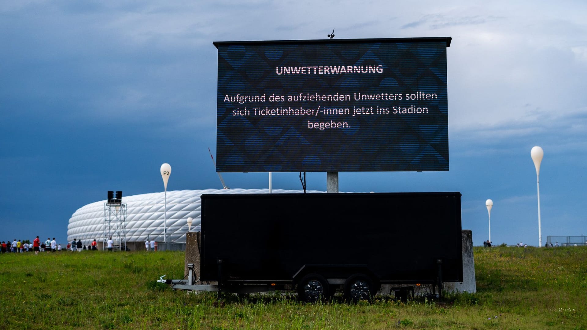Sicherheitshinweis: Ticketinhaber werden dazu aufgefordert, sich umgehend ins Stadion zu begeben.
