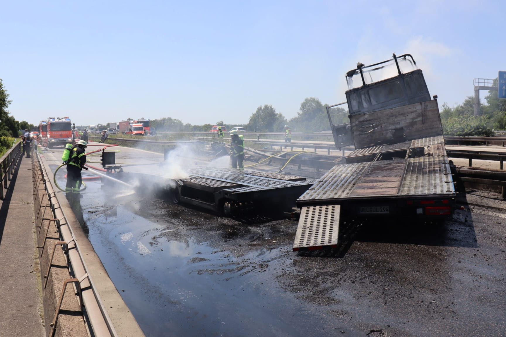 Die Feuerwehr löscht den Auflieger eines Lastwagens auf einer Brücke über die Autobahn 6: Der Fahrer konnte sich nicht rechtzeitig aus dem Führerhaus befreien.