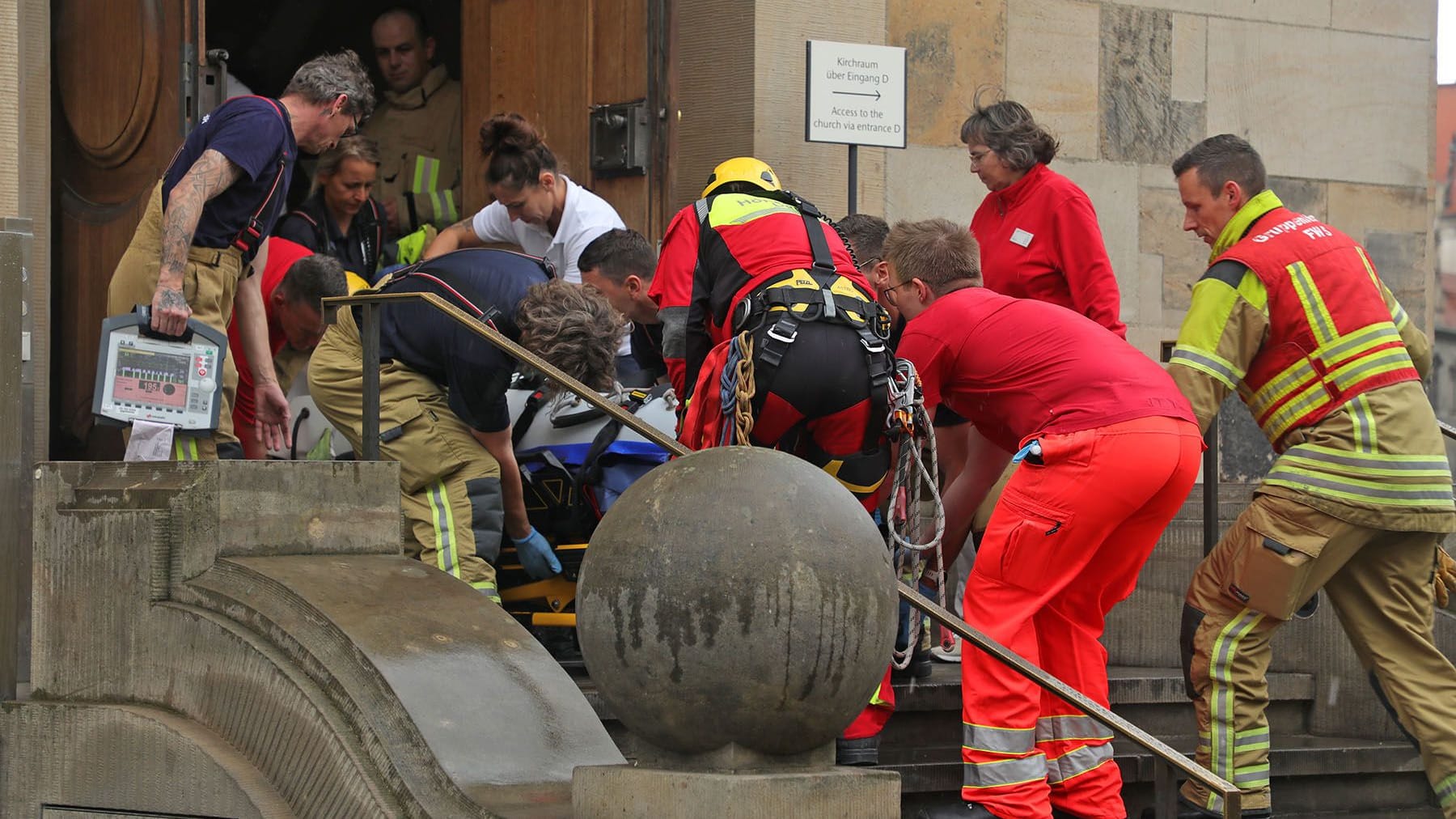 Rettungsleute im Einsatz an der Frauenkirche: Auf der Aussichtsplattform verlor ein Mann das Bewusstsein und musste reanimiert werden. Rettungsleute im Einsatz an der Frauenkirche: Auf der Aussichtsplattform verlor ein Mann das Bewusstsein und musste reanimiert werden.