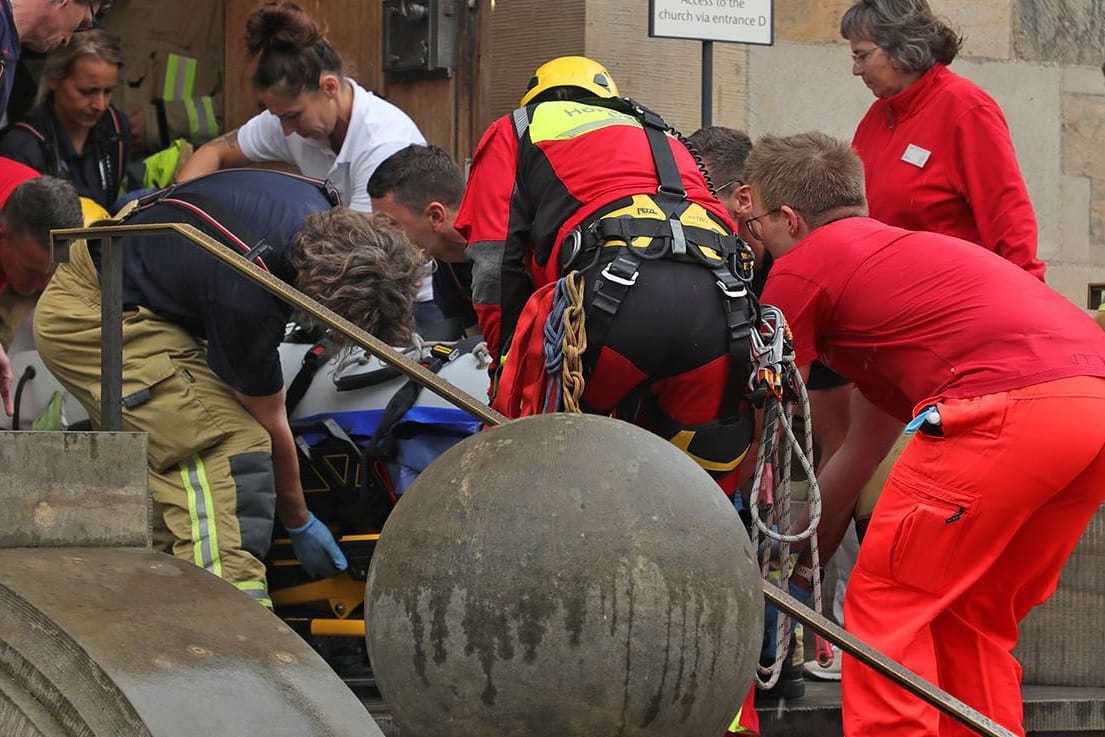 Rettungsleute im Einsatz an der Frauenkirche: Auf der Aussichtsplattform verlor ein Mann das Bewusstsein und musste reanimiert werden.