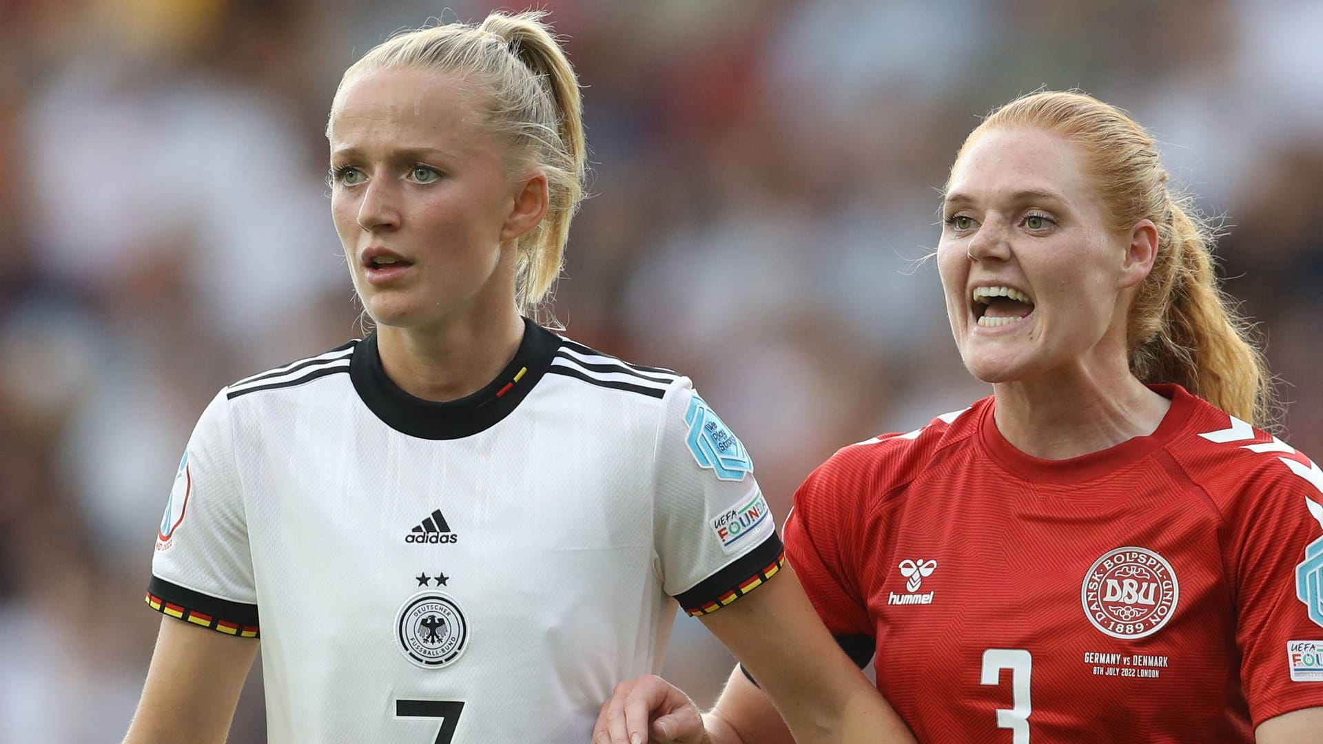 Lea Schüller (l.) neben Stine Pedersen: Bereits 2022 trafen die beiden Nationen in der Gruppenphase aufeinander.