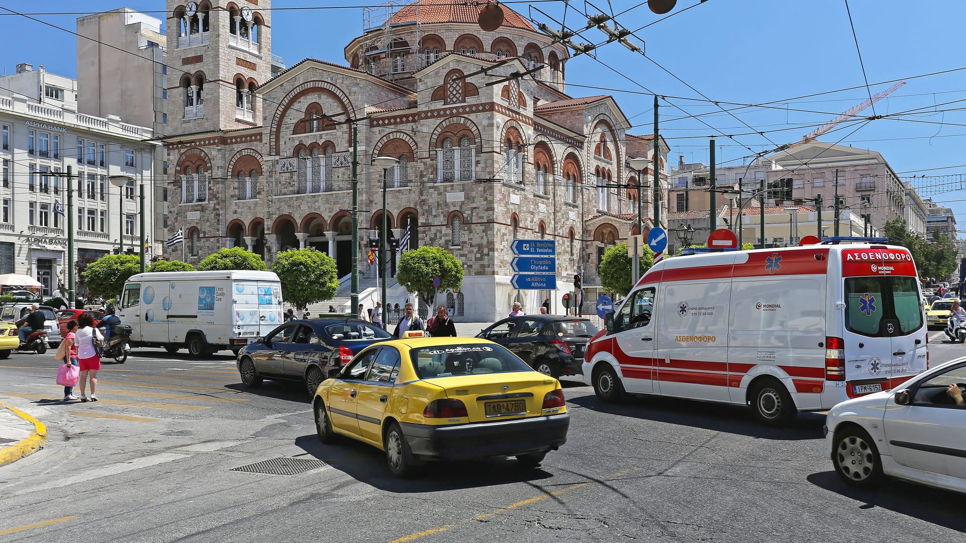 Radikalreform auf griechischen Straßen: Neue Regeln bestrafen Handy-Sünder, Raser und Camper – teils mit saftigen Geldbußen oder Fahrverbot.