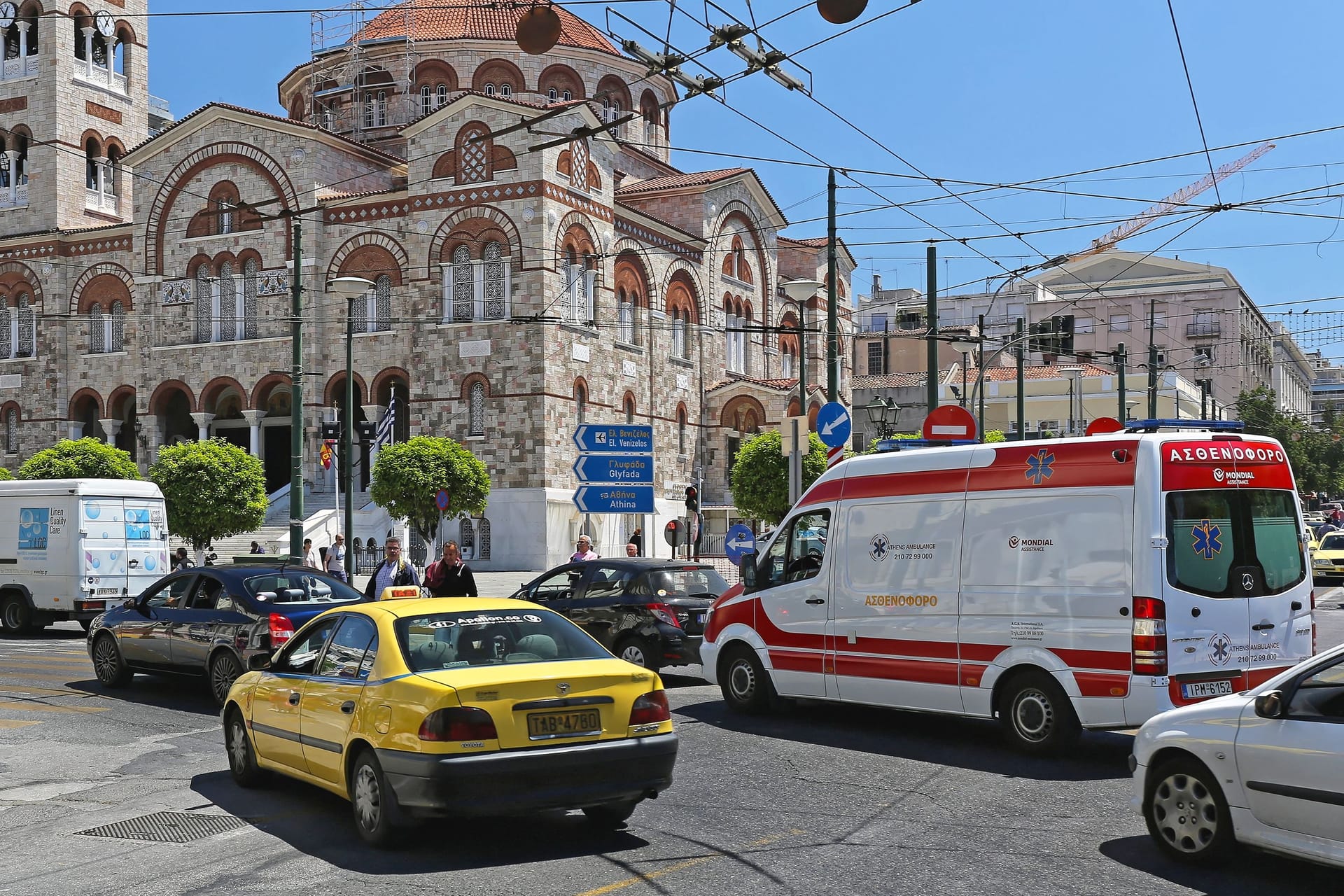 Radikalreform auf griechischen Straßen: Neue Regeln bestrafen Handy-Sünder, Raser und Camper – teils mit saftigen Geldbußen oder Fahrverbot.