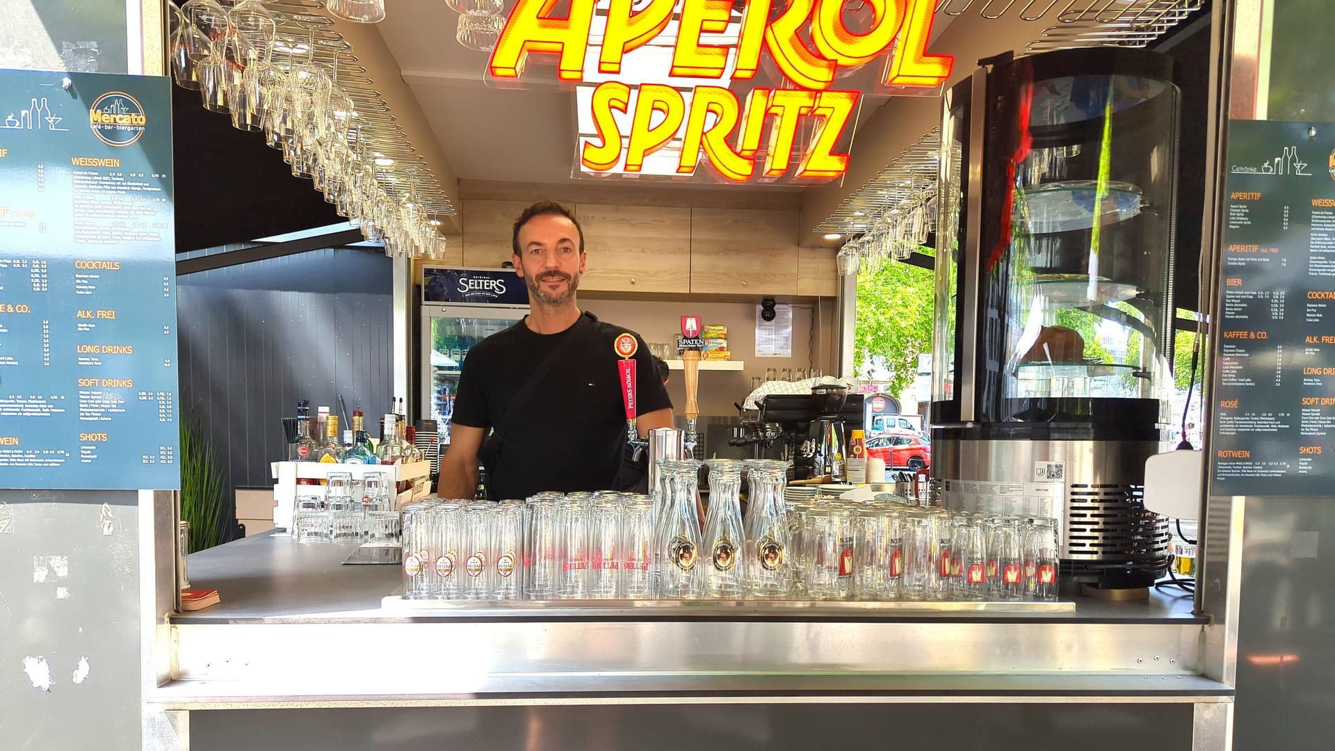 Cenk Menkü betreibt das "Café Mercato" am Neumarkt.