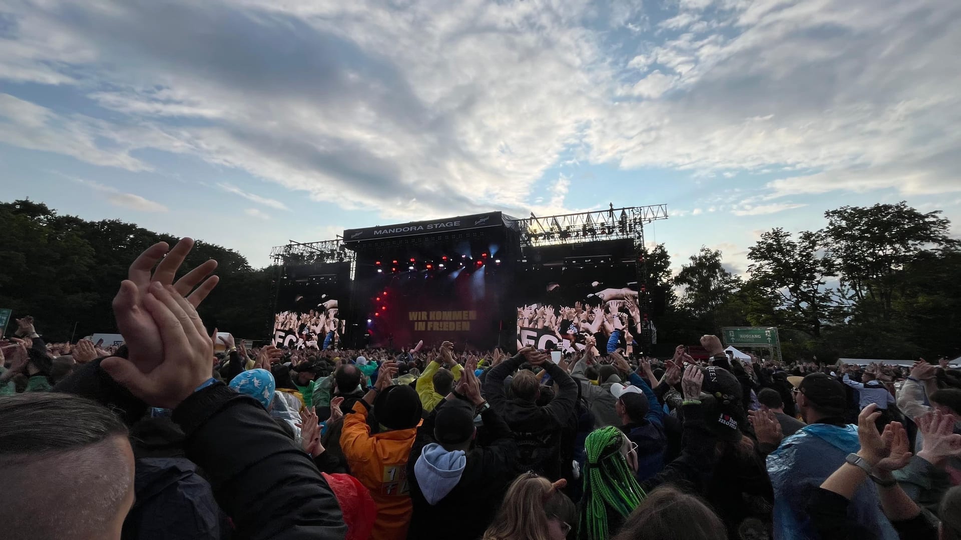 Alle klatschen mit: Die Fans sind begeistert von dem Auftritt.