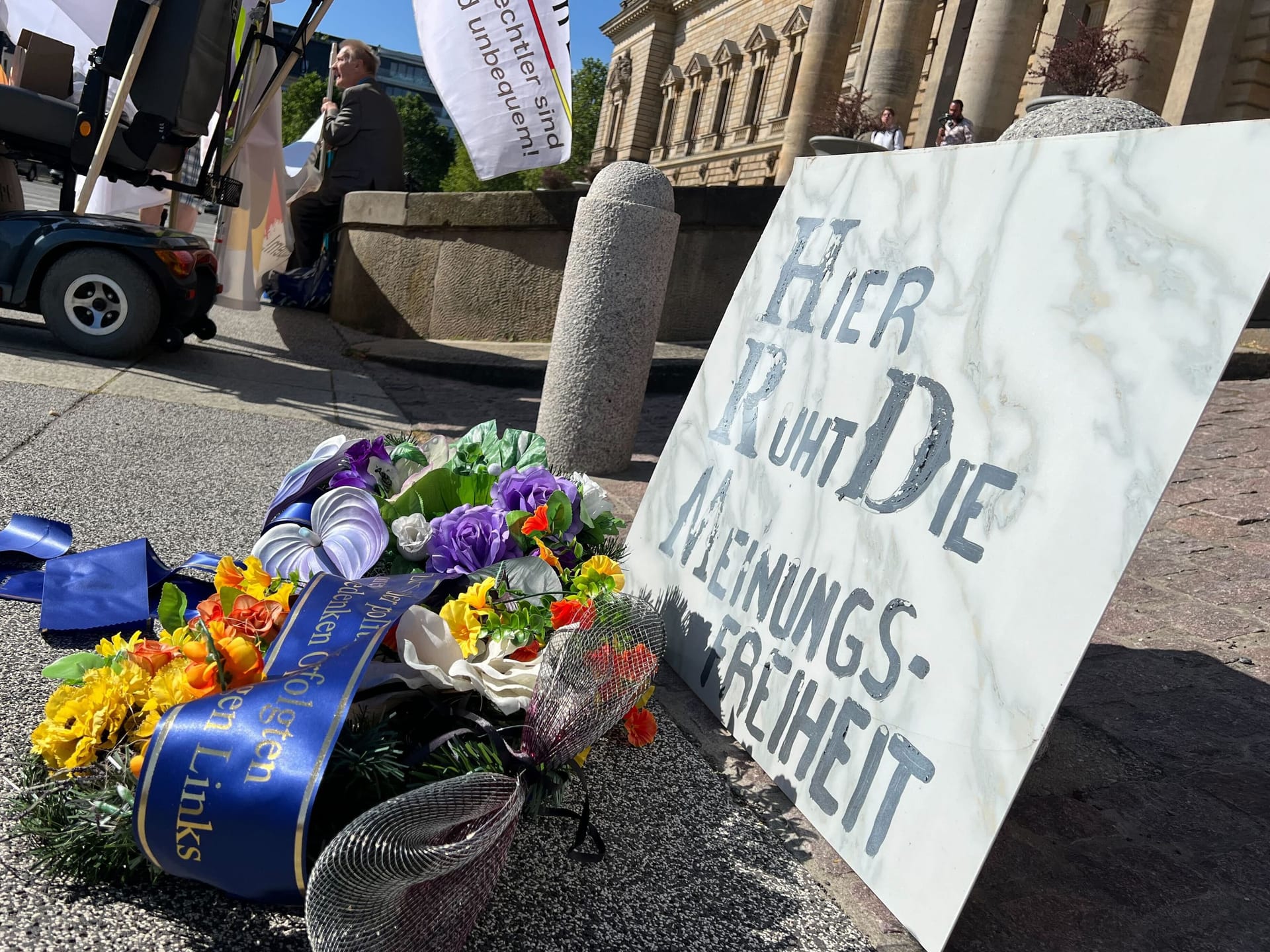 Protest vor dem Bundesverwaltungsgericht in Leipzig: Anhänger des "Compact"-Magazins betrachteten den Prozess auch als Entscheidung über die Meinungsfreiheit.