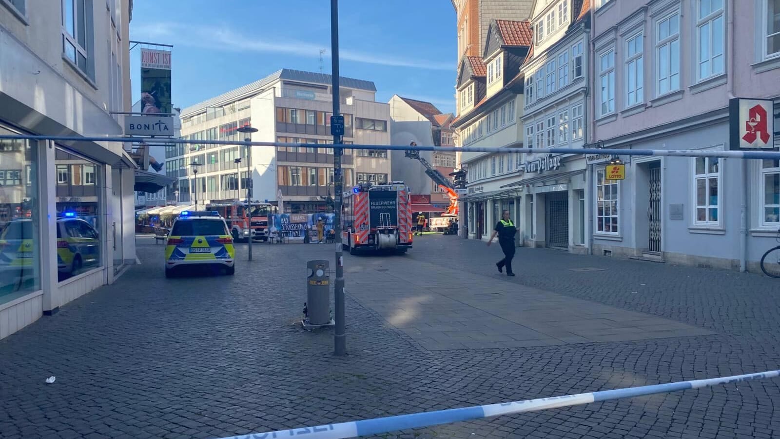 Die Innenstadt wird wegen des Brandes weiträumig abgesperrt: Es kommt zu einer starken Rauchentwicklung. Die Innenstadt wird wegen des Brandes weiträumig abgesperrt: Es kommt zu einer starken Rauchentwicklung.