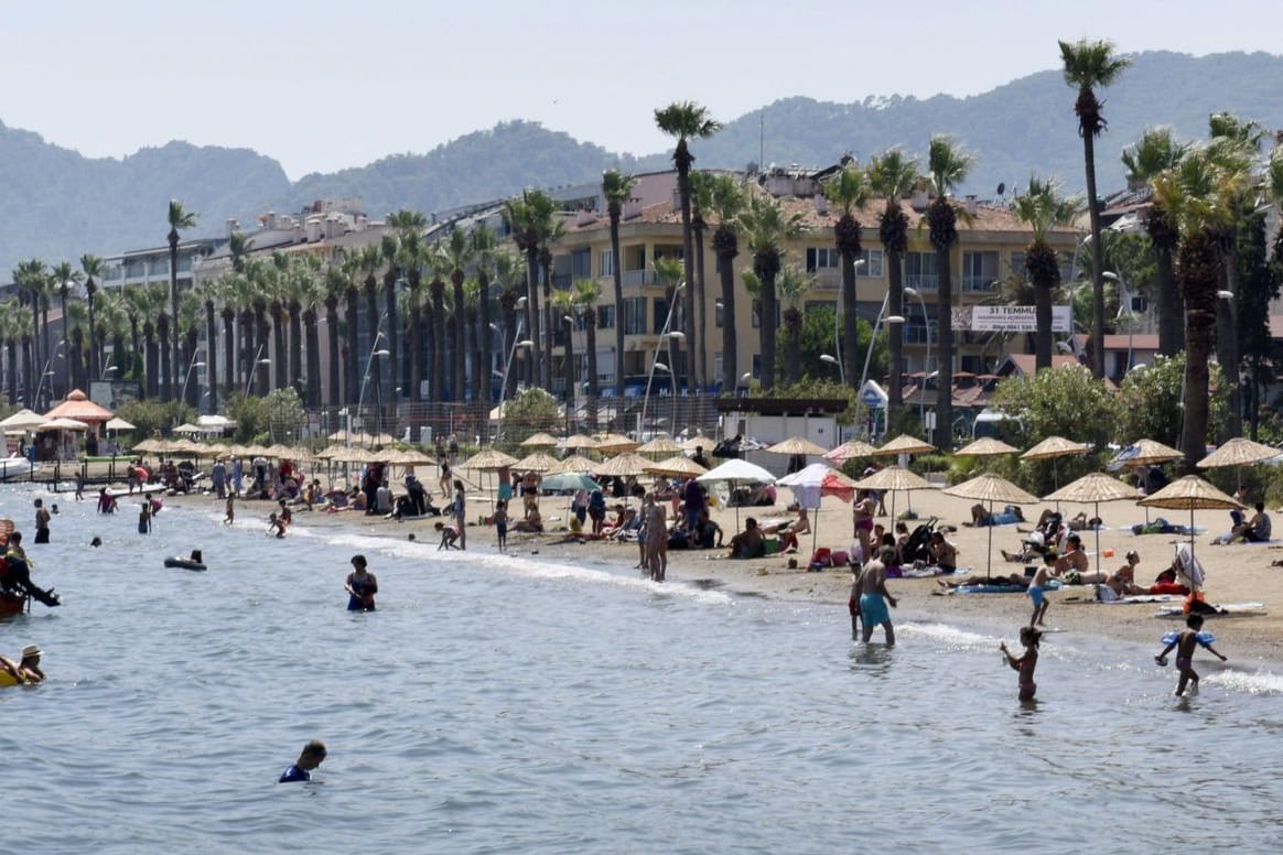 Urlauber am Strand in Mamaris: Hier lag wohl das Epizentrum des Erdbebens.