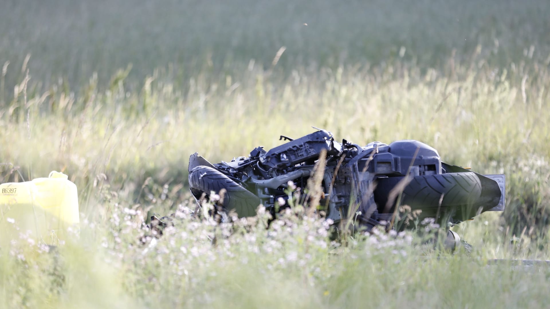 Das Motorrad des Verunglückten am Mittwochabend auf der Staatsstraße im Landkreis Fürth: Der Mann verstarb noch an der Unfallstelle.