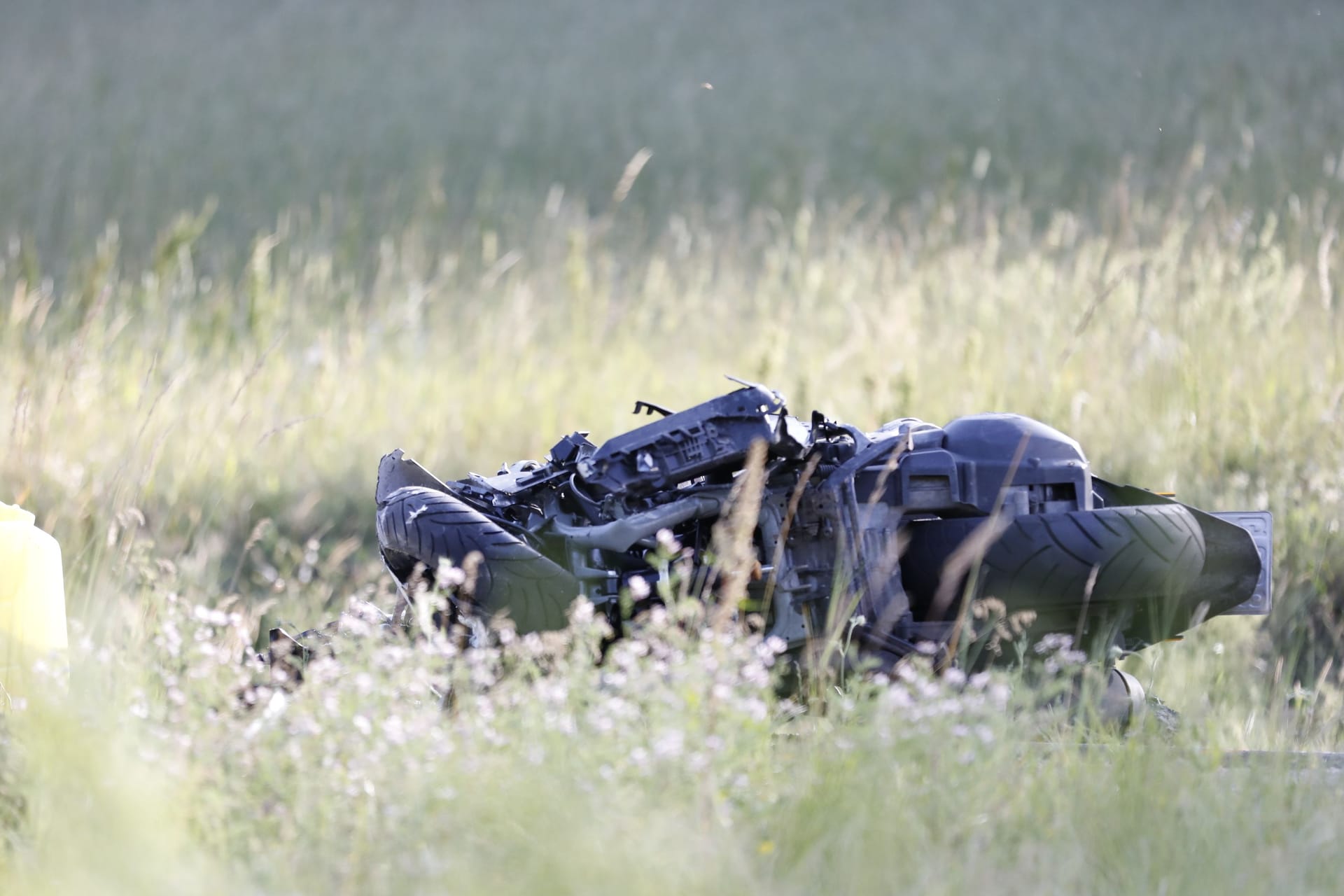 Das Motorrad des Verunglückten am Mittwochabend auf der Staatsstraße im Landkreis Fürth: Der Mann verstarb noch an der Unfallstelle.
