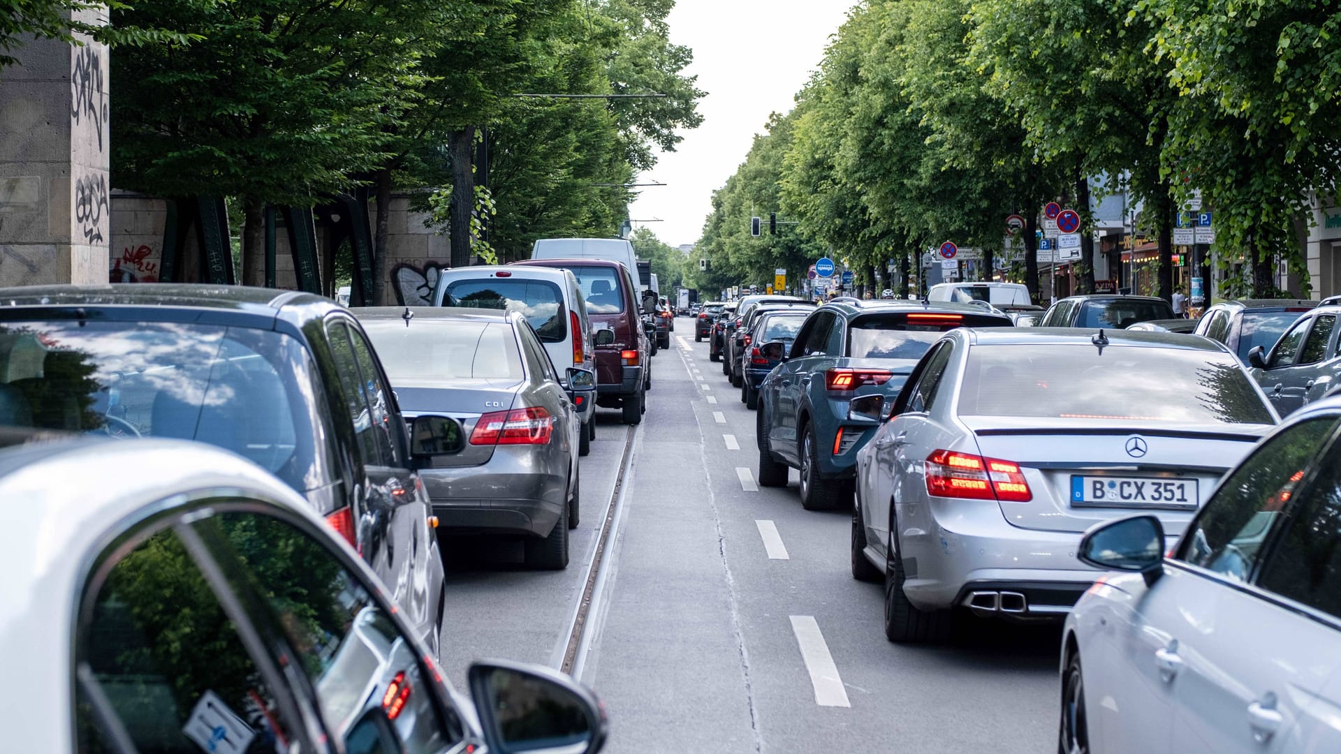Klare Vorlieben im Straßenbild: Skoda ist im Osten deutlich beliebter – BMW und Mercedes sind im Westen stärker.