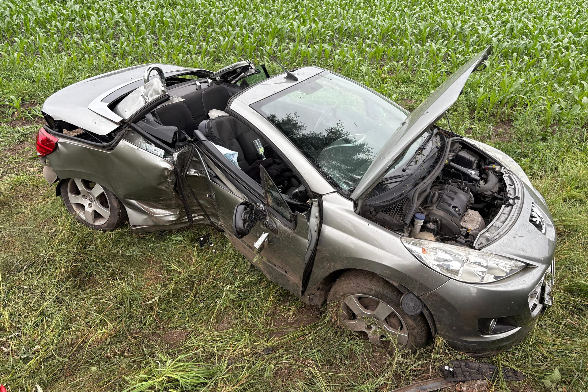 Der verunfallte Peugeot: Der Wagen der jungen Frau ist nur noch ein Wrack.