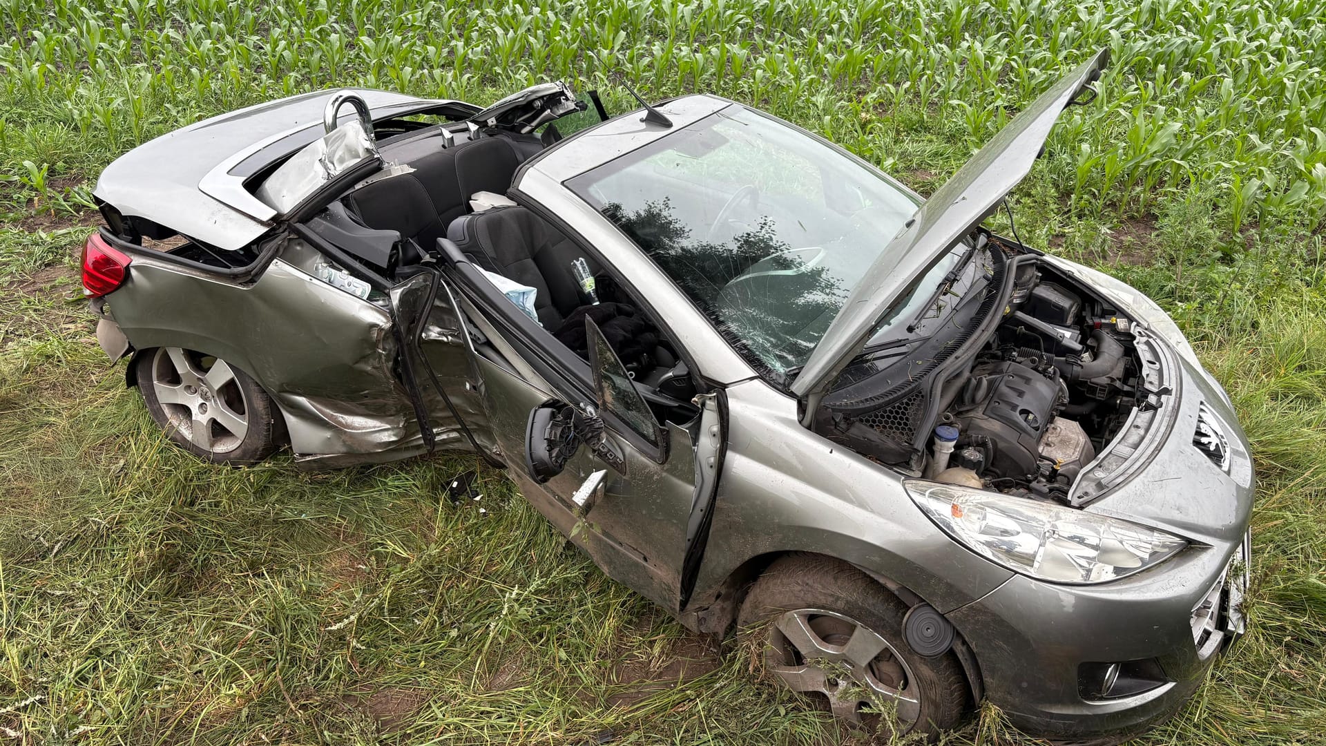 Der verunfallte Peugeot: Der Wagen der jungen Frau ist nur noch ein Wrack. Der verunfallte Peugeot: Der Wagen der jungen Frau ist nur noch ein Wrack.