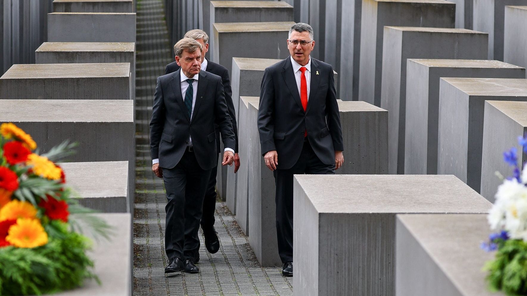 Wadephul und Saar kritisieren bei einem Besuch des Holocaust-Mahnmals in Berlin das Erstarken des Antisemitismus in Deutschland.