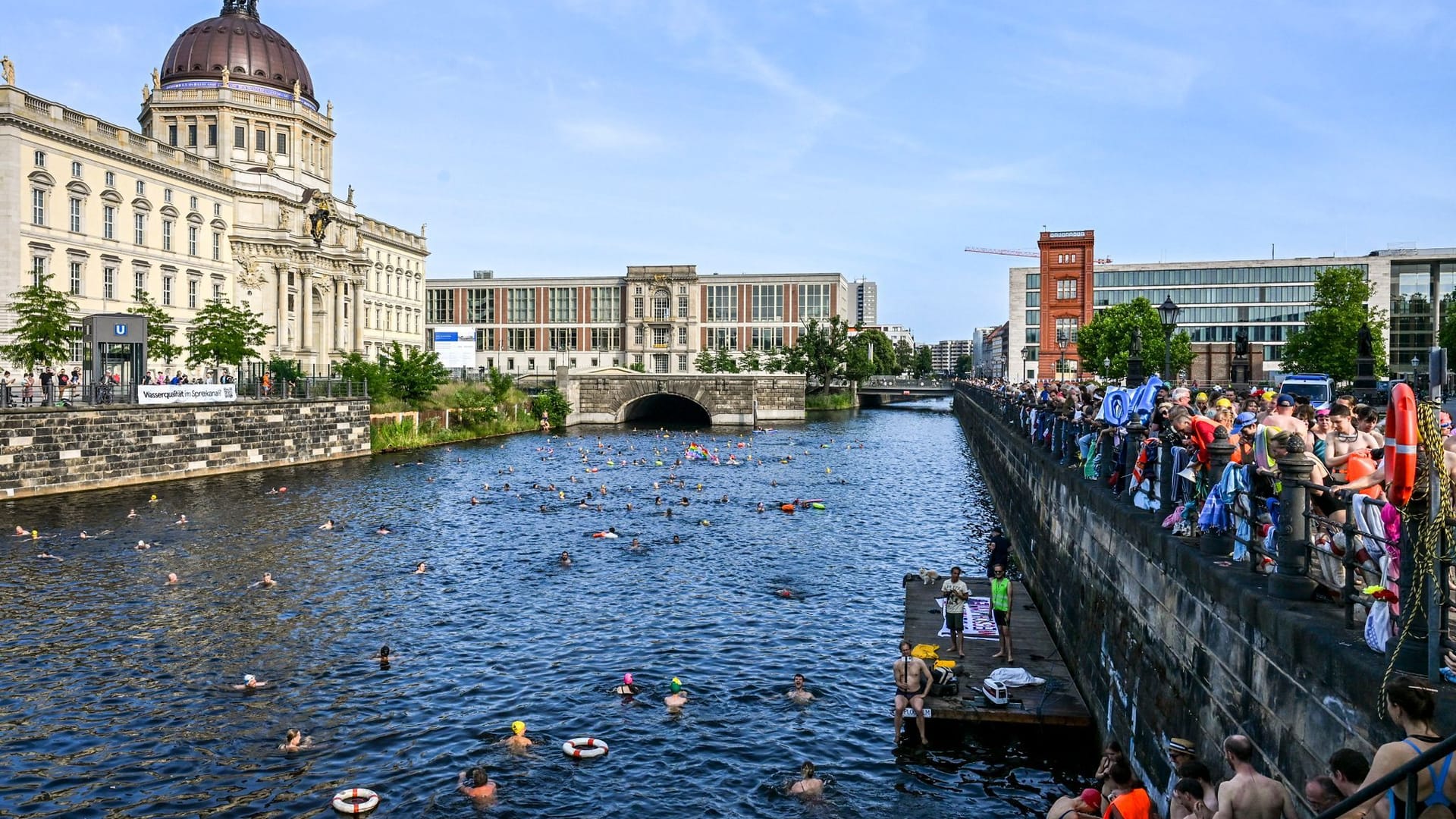 Schwimmdemo gegen Badeverbot in der Spree