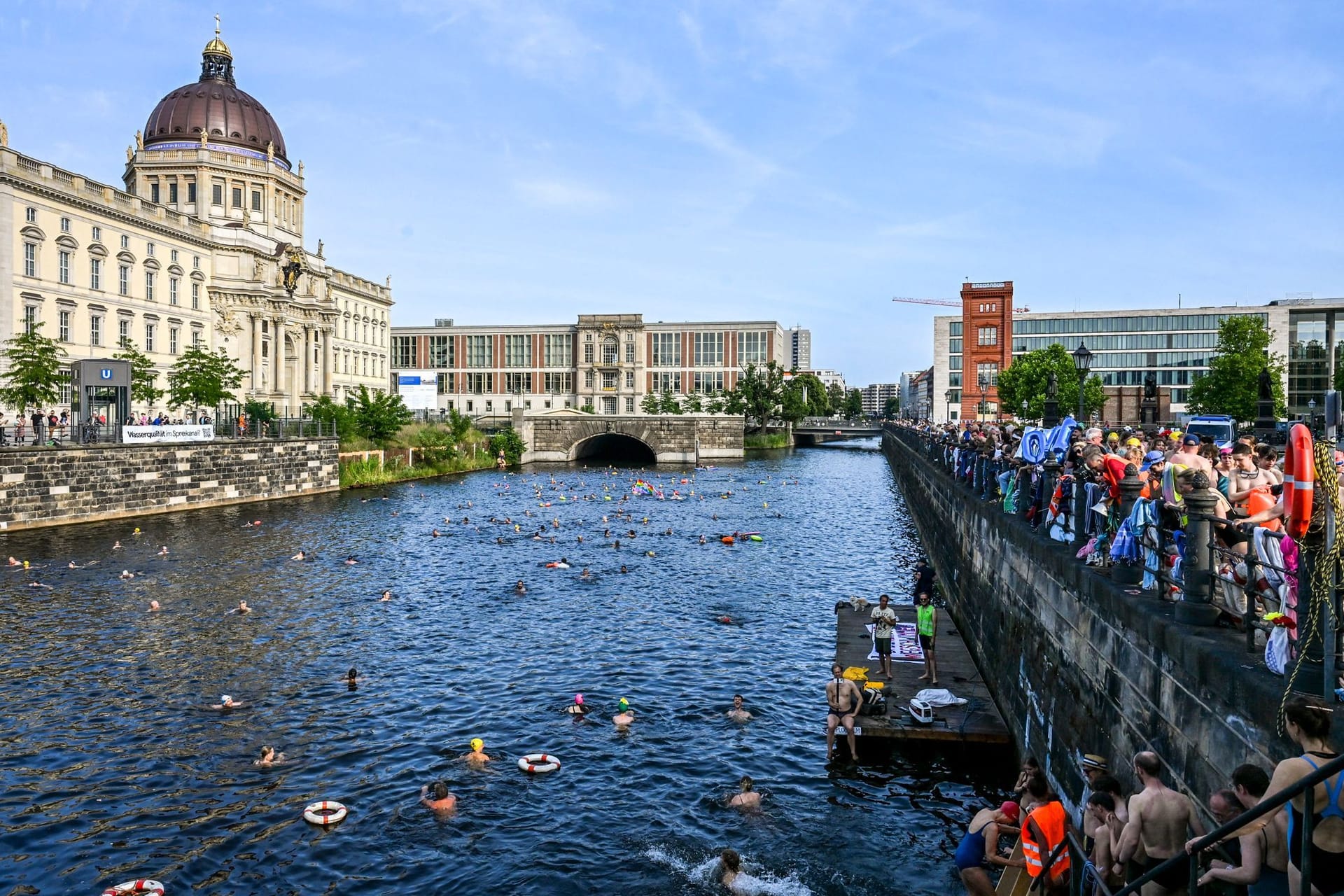 Schwimmdemo gegen Badeverbot in der Spree