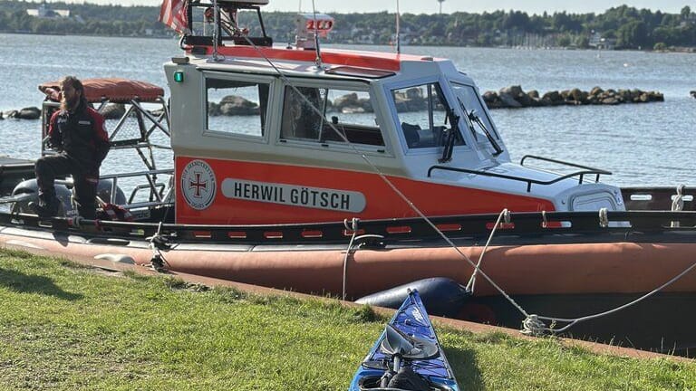 Die Seenotretter brachten den Mann an Land: "Wären wir nur wenig später vor Ort gewesen, hätte die Situation ganz anders ausgehen können", sagte einer der Retter.
