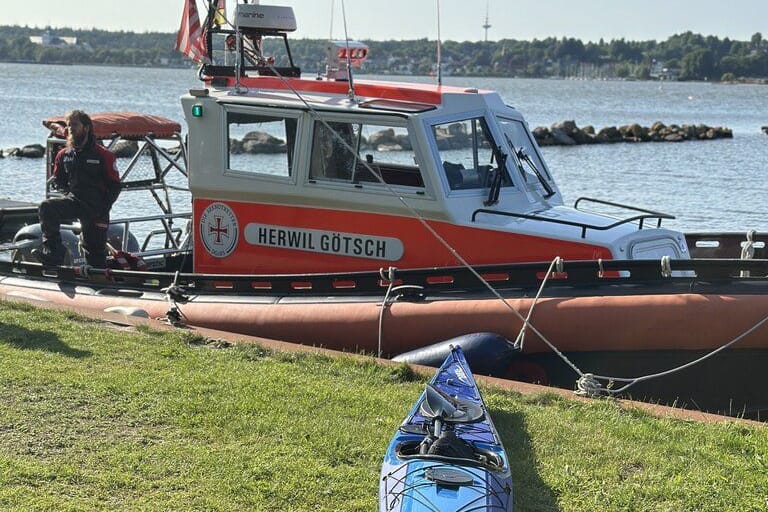 Die Seenotretter brachten den Mann an Land: "Wären wir nur wenig später vor Ort gewesen, hätte die Situation ganz anders ausgehen können", sagte einer der Retter.