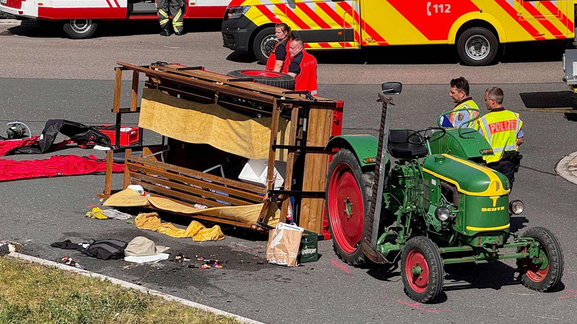 Ein Kutschenanhänger liegt umgekippt auf einer Straße. Bei dem Unfall mit einer Ausflugskutsche sind in Reinsdorf bei Zwickau elf Menschen verletzt worden.