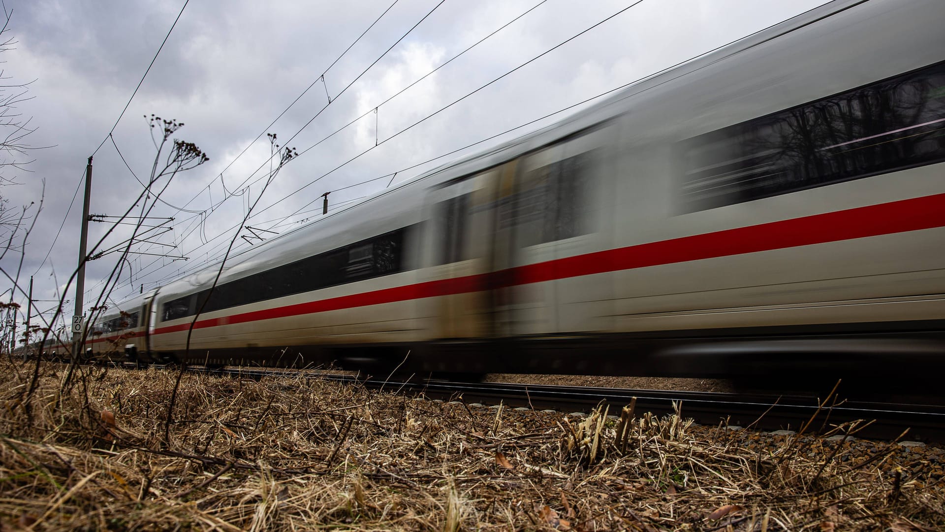 Ein ICE der Deutschen Bahn (Symbolbild). Ein Streckenabschnitt zwischen Berlin und Hannover ist nicht befahrbar.