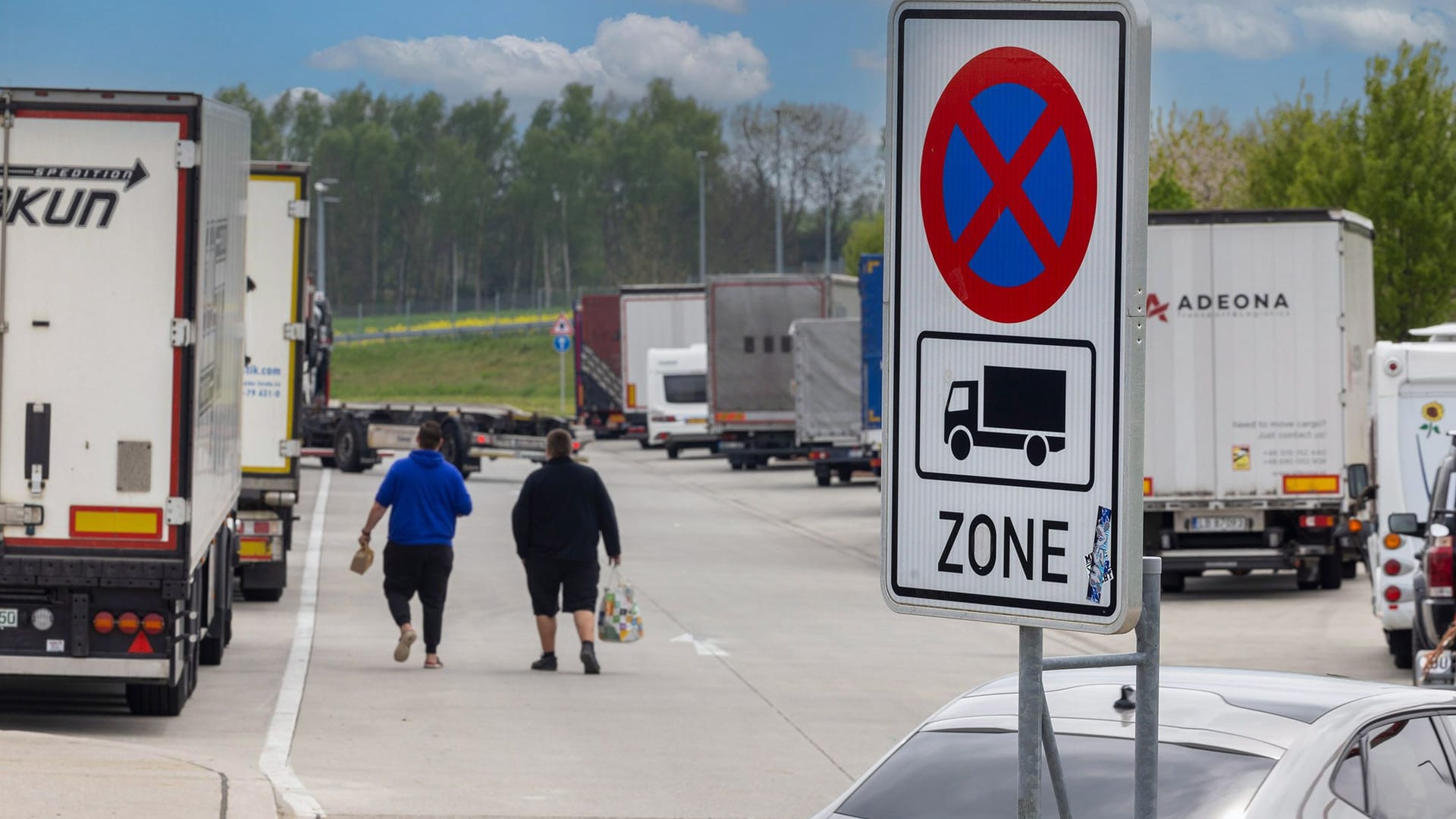 Lkw-Parkzone: Camper konkurrieren mit den Brummi-Fahrern um Stellplätze.