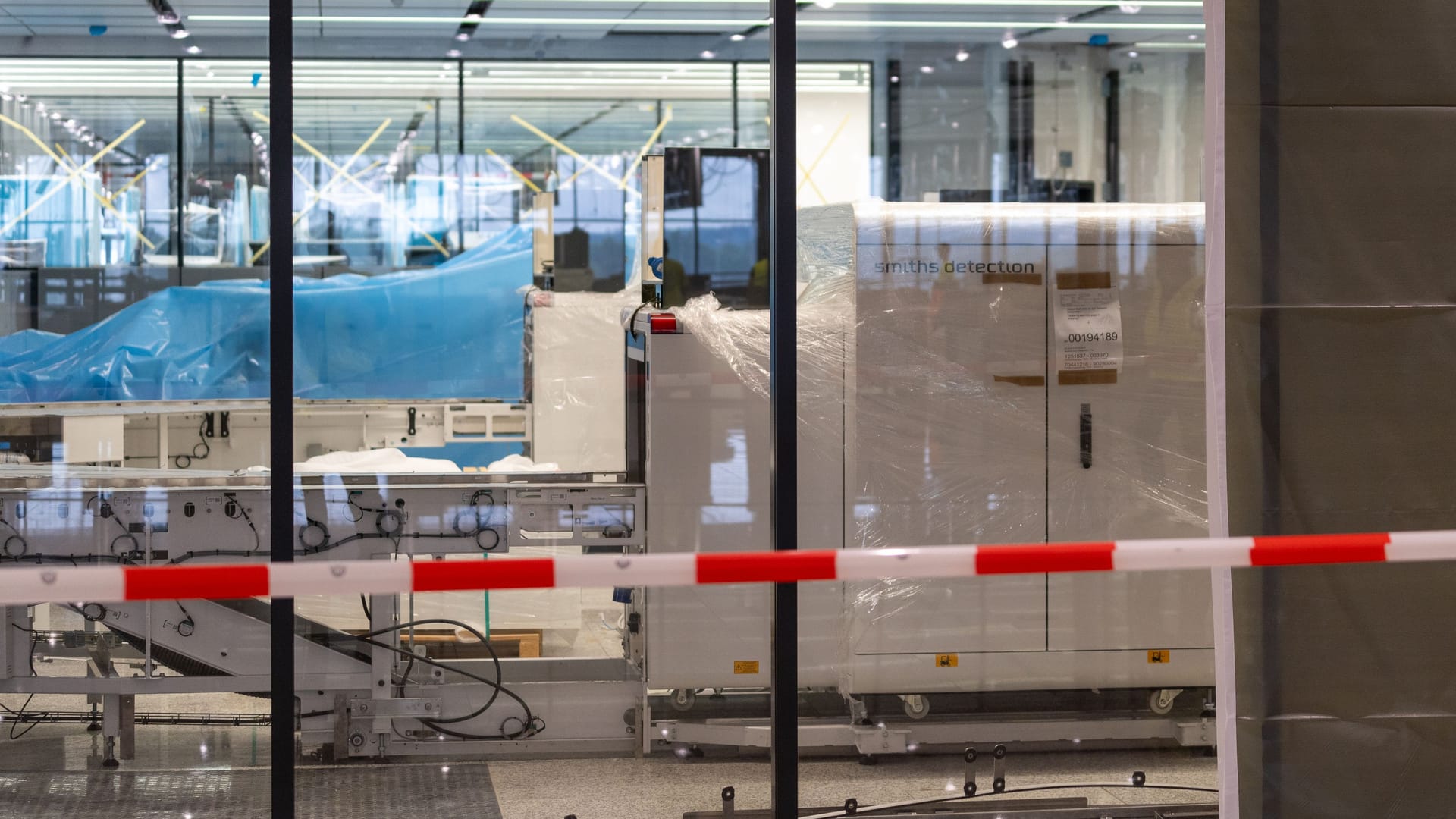 Blick in den Sicherheitskontrollbereich des neuen Terminal -1-Flugsteigs: Derzeit sind die Anlagen noch in Folie verpackt.