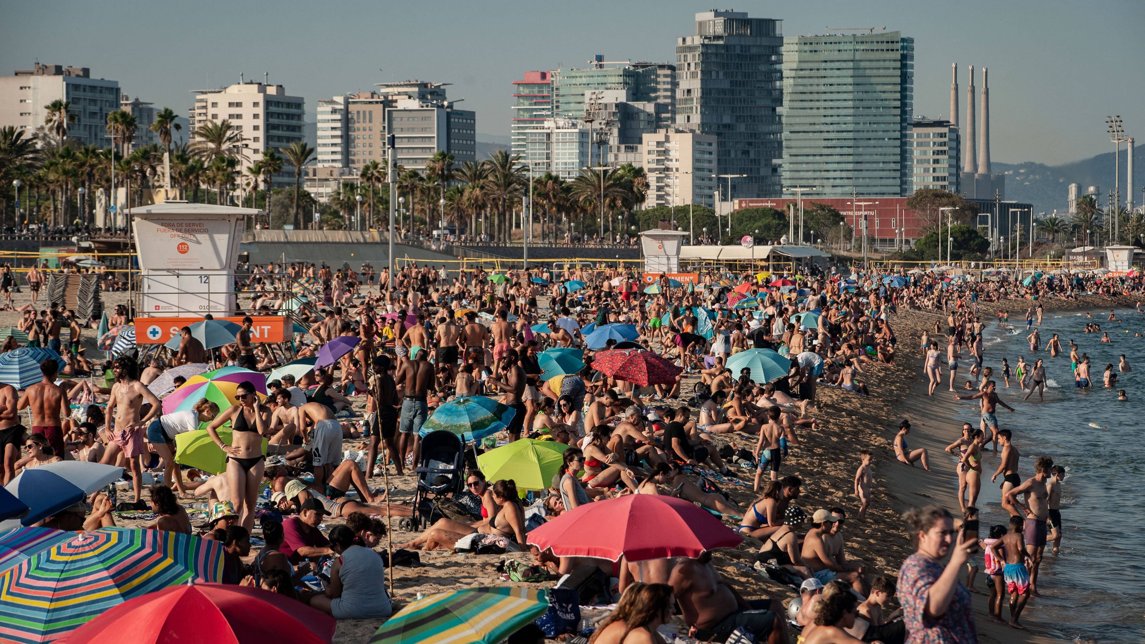 Vollkommen überfüllt: Am Stadtstrand von Barcelona drängeln sich im Juli 2024 die Menschen.