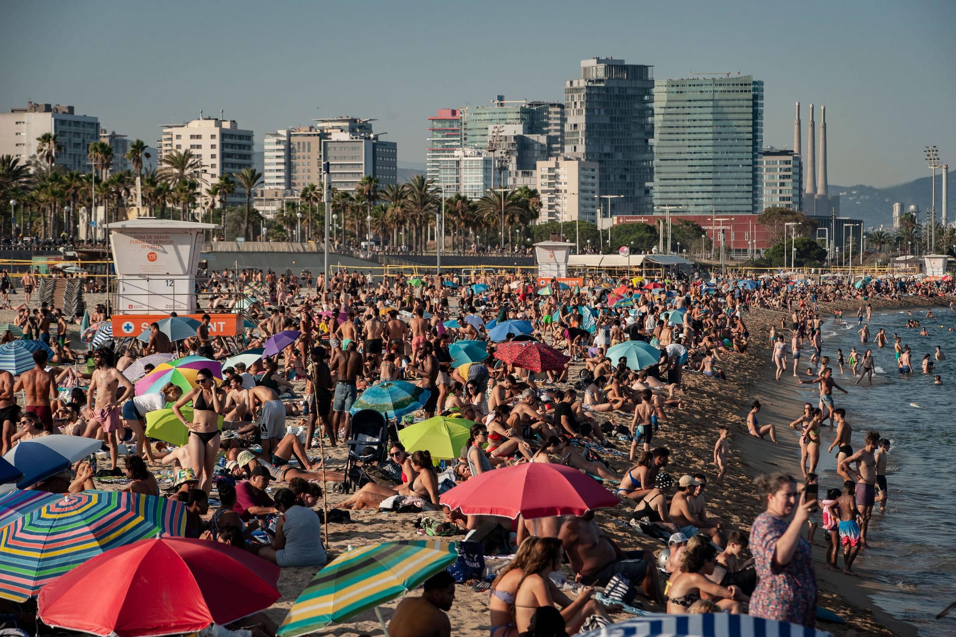Vollkommen überfüllt: Am Stadtstrand von Barcelona drängeln sich im Juli 2024 die Menschen.