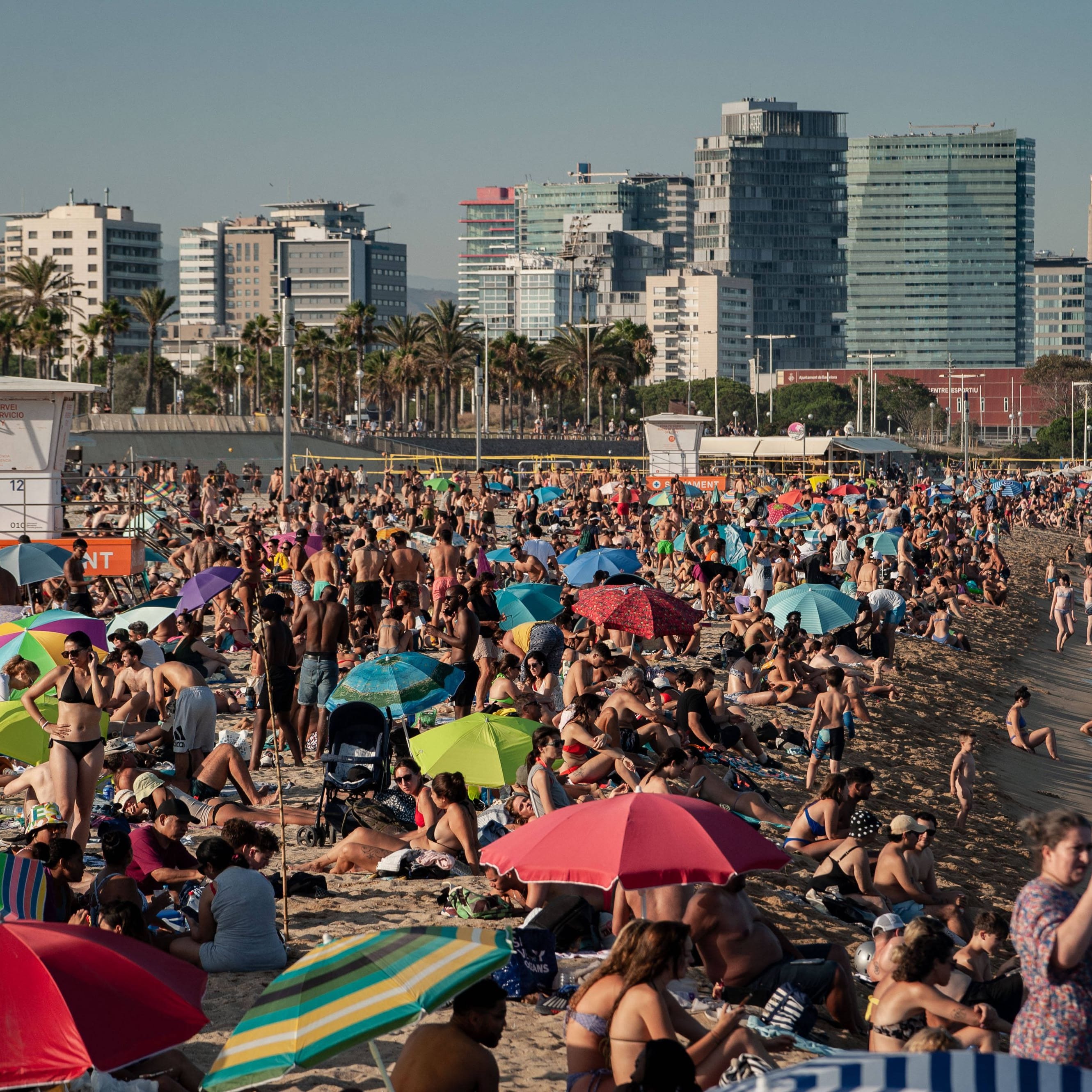 Vollkommen überfüllt: Am Stadtstrand von Barcelona drängeln sich im Juli 2024 die Menschen.