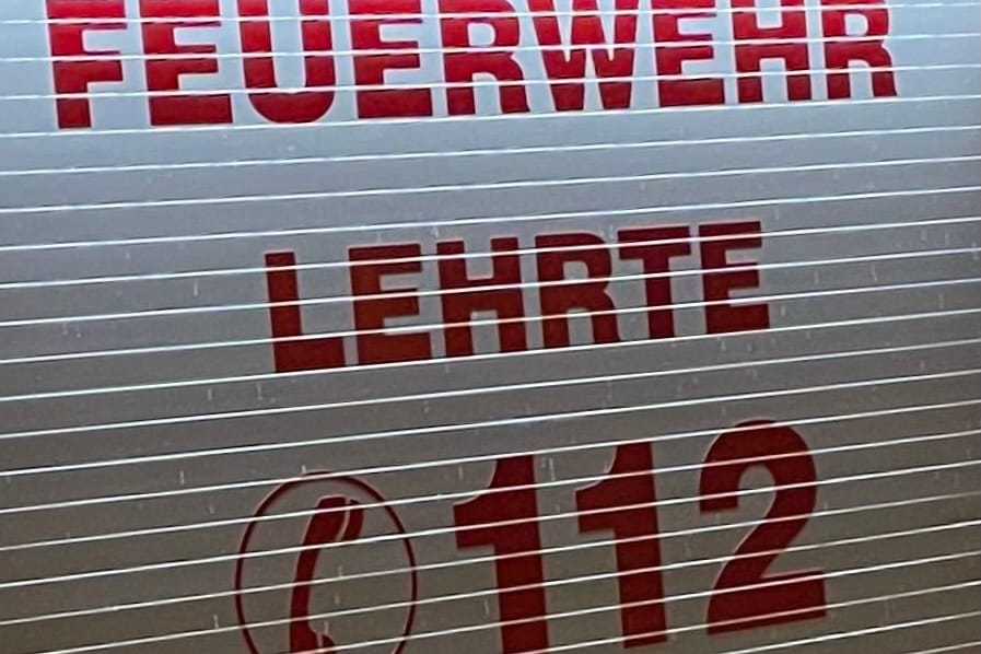 Feuerwehr Lehrte und 112 stehen auf einem Einsatzfahrzeug: Die Feuerwehr rückte am Samstagabend mit einem Großaufgebot aus.
