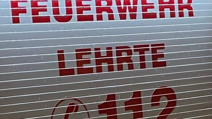 Feuerwehr Lehrte und 112 stehen auf einem Einsatzfahrzeug: Die Feuerwehr rückte am Samstagabend mit einem Großaufgebot aus.