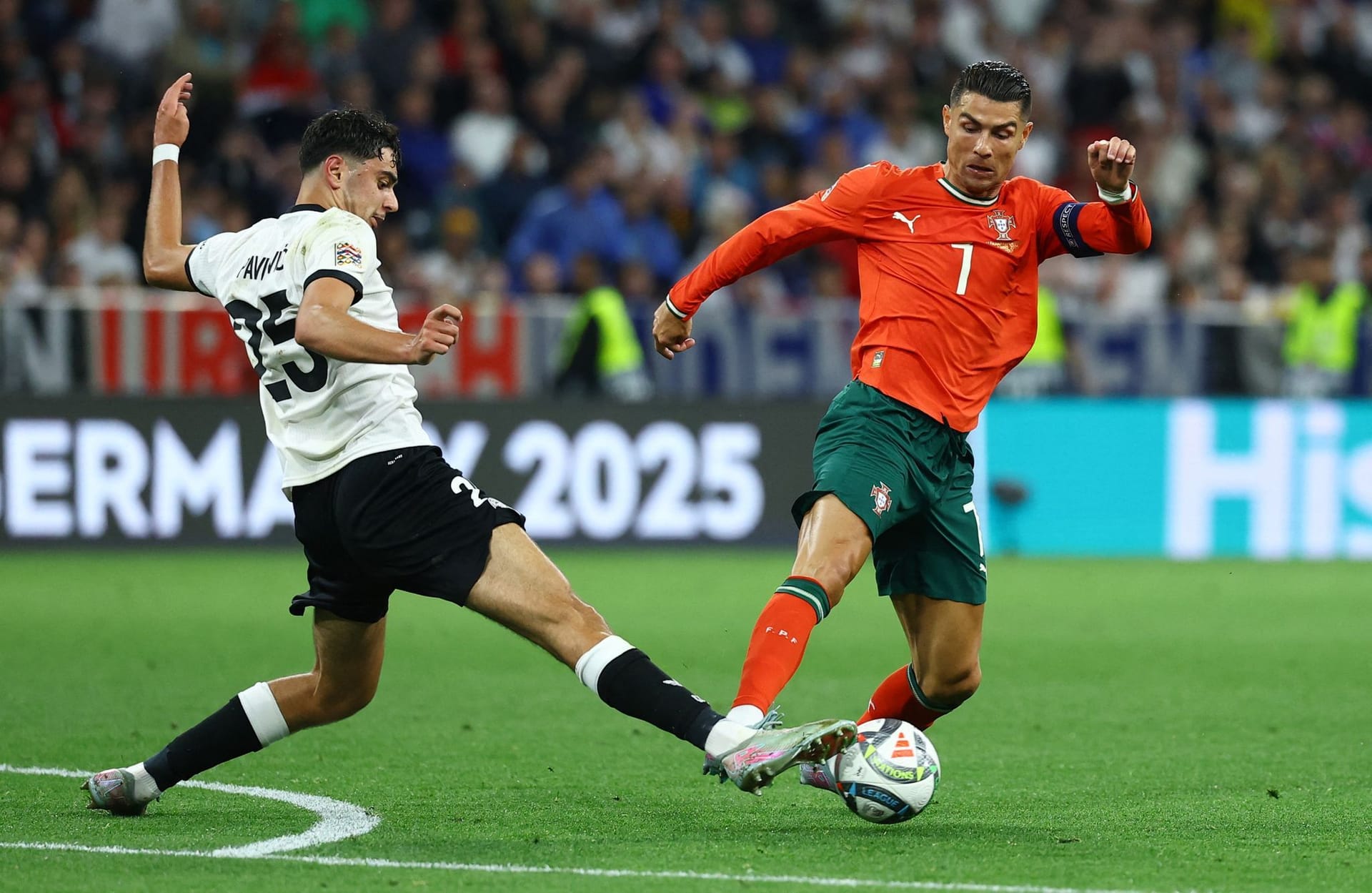Aleksandar Pavlović (bis 71.): Kam Neto beim Konter nicht hinterher und konnte seine Flanke nicht verhindern. Blockte Ronaldos Schuss noch (15.). Starker Doppelpass mit Woltemade (19.). Schlimmer Fehlpass am eigenen Sechzehner (33.) – holte den Ball aber selbst zurück. Beim 1:2 wurde er per Doppelpass überspielt. Note 4 Aleksandar Pavlović (bis 71.): Kam Neto beim Konter nicht hinterher und konnte seine Flanke nicht verhindern. Blockte Ronaldos Schuss noch (15.). Starker Doppelpass mit Woltemade (19.). Schlimmer Fehlpass am eigenen Sechzehner (33.) – holte den Ball aber selbst zurück. Beim 1:2 wurde er per Doppelpass überspielt. Note 4