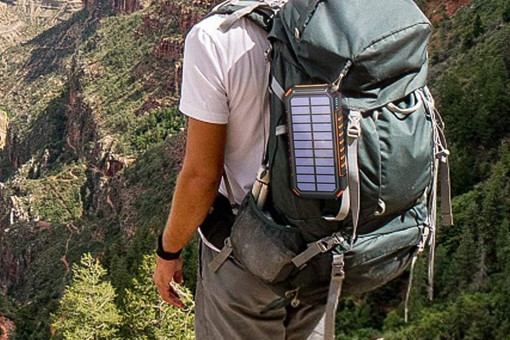 Die Solar-Powerbank von Hiluckey lädt während der Wanderung auf.