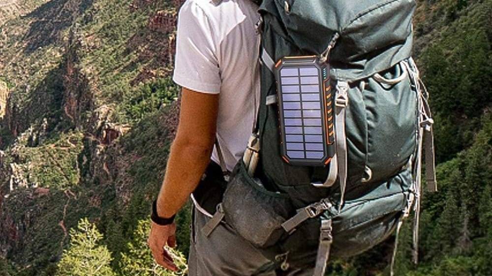 Die Solar-Powerbank von Hiluckey lädt während der Wanderung auf.
