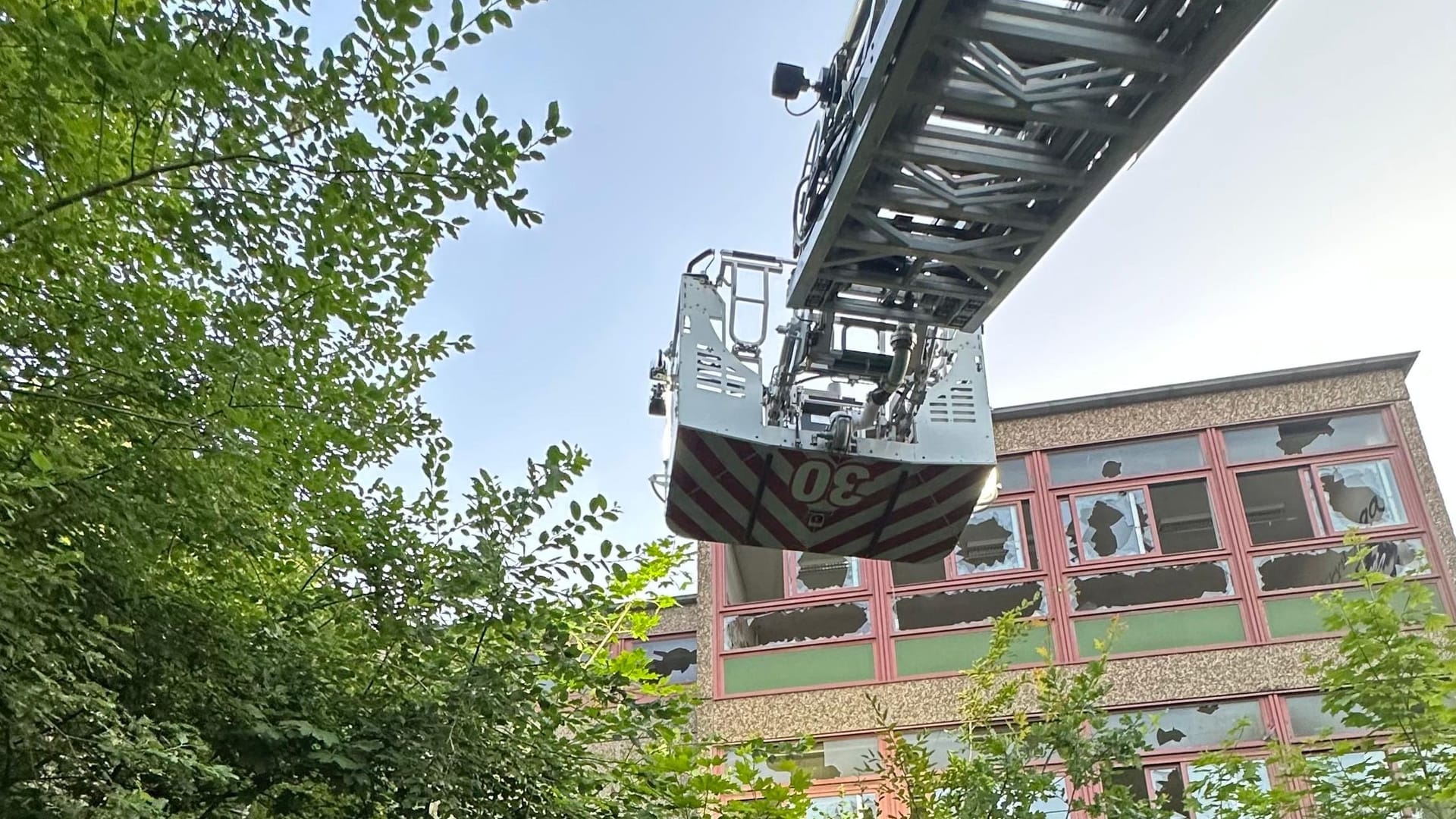 Blick auf die betroffenen Schule (Archivbild): Die Feuerwehr musste am Sonntag zu einem Brand in Essen-Schonnebeck ausrücken. Blick auf die betroffenen Schule (Archivbild): Die Feuerwehr musste am Sonntag zu einem Brand in Essen-Schonnebeck ausrücken.