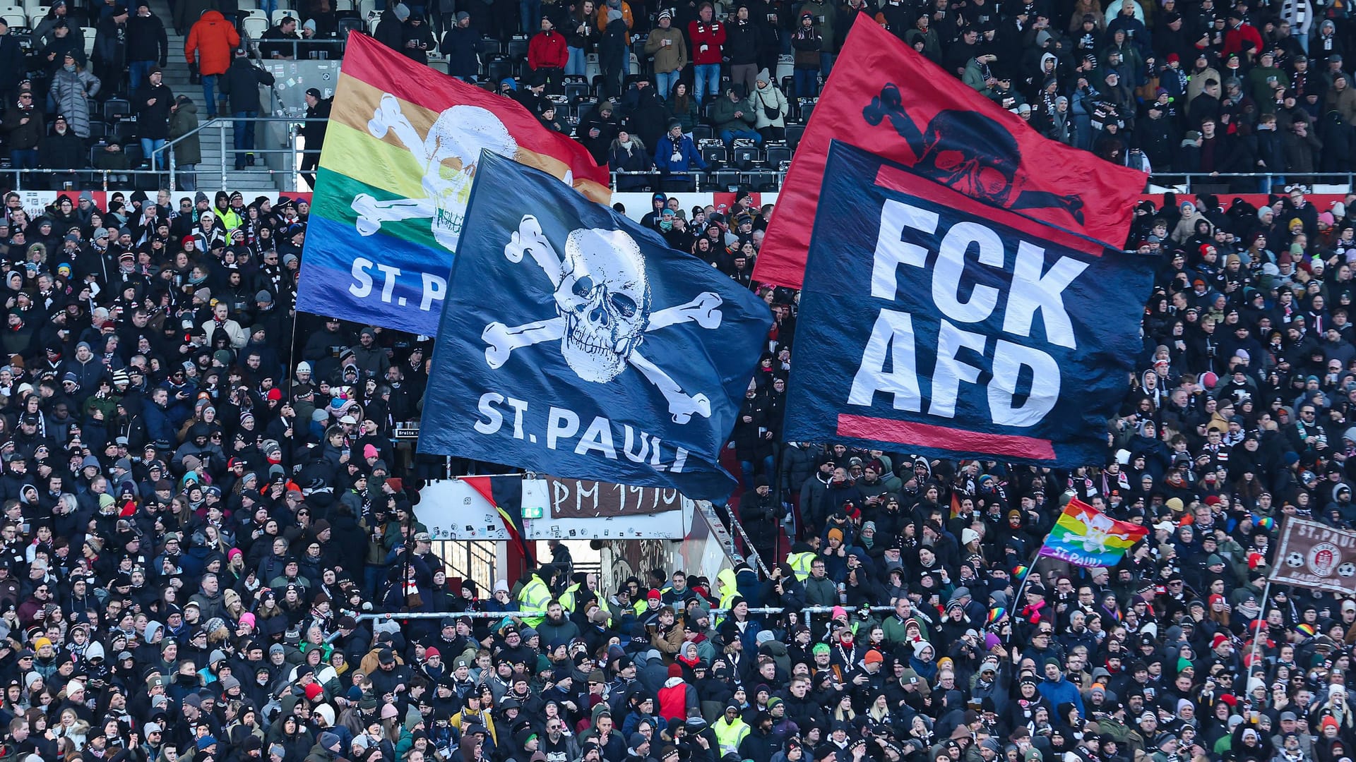 Die Fans des FC St. Pauli positionieren sich politisch meist klar (Archivbild): Der Verein arbeitet derzeit die NS-Vergangenheit des "Das Herz von St. Pauli"-Texters auf. Die Fans des FC St. Pauli positionieren sich politisch meist klar (Archivbild): Der Verein arbeitet derzeit die NS-Vergangenheit des "Das Herz von St. Pauli"-Texters auf.