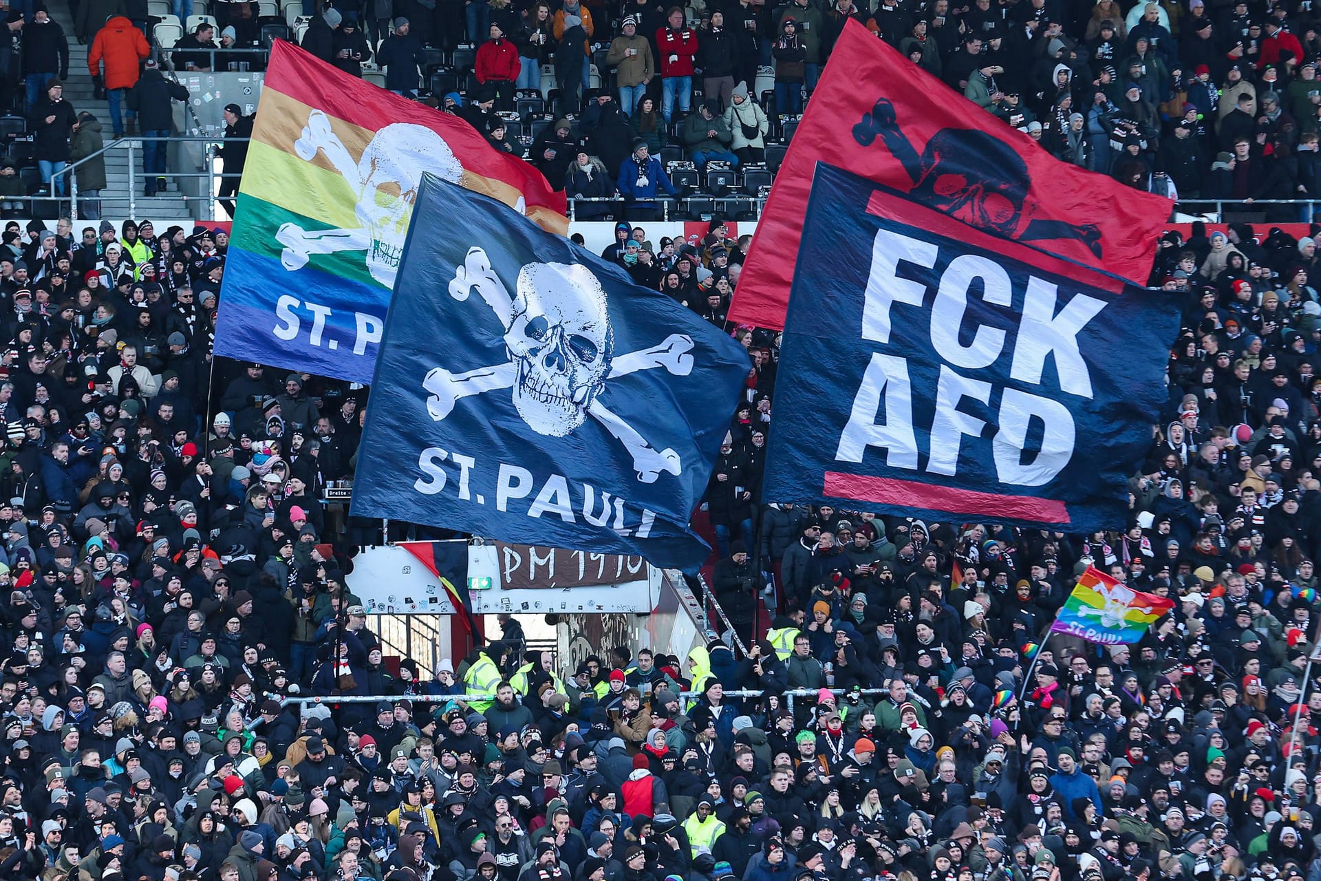 Die Fans des FC St. Pauli positionieren sich politisch meist klar (Archivbild): Der Verein arbeitet derzeit die NS-Vergangenheit des "Das Herz von St. Pauli"-Texters auf.