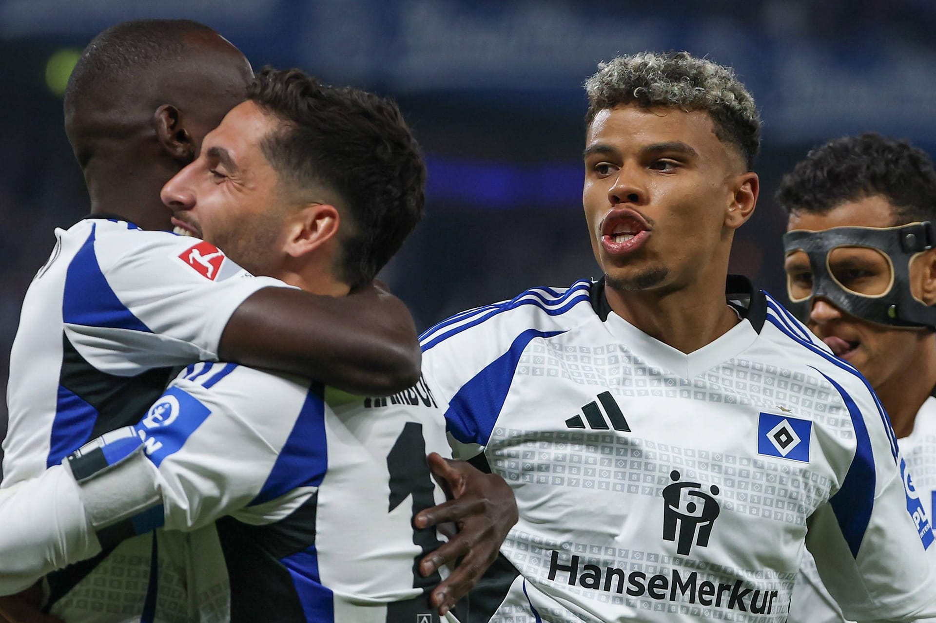 Die HSV-Spieler bejubeln den Aufstieg gegen Ulm (Archivbild): Im August kehren die Hamburger nach sieben Jahren in die 1. Liga zurück. Die HSV-Spieler bejubeln den Aufstieg gegen Ulm (Archivbild): Im August kehren die Hamburger nach sieben Jahren in die 1. Liga zurück.