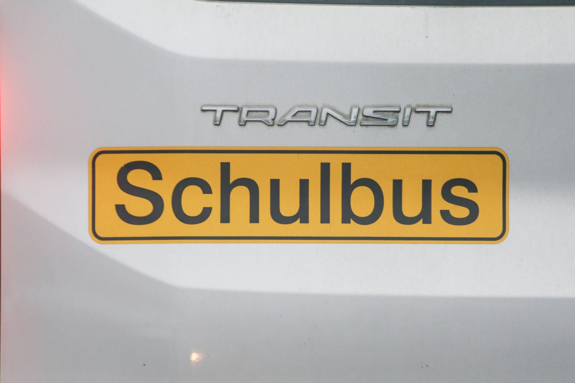 Ein Schulbus (Symbolbild): Kinder waren zum Zeitpunkt des Unfalls nicht an Bord.
