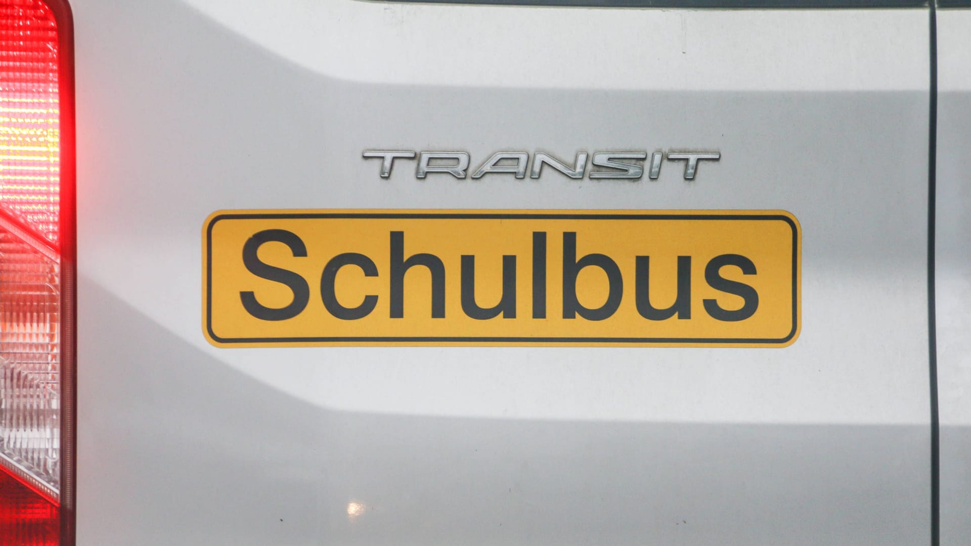 Ein Schulbus (Symbolbild): Kinder waren zum Zeitpunkt des Unfalls nicht an Bord. Ein Schulbus (Symbolbild): Kinder waren zum Zeitpunkt des Unfalls nicht an Bord.