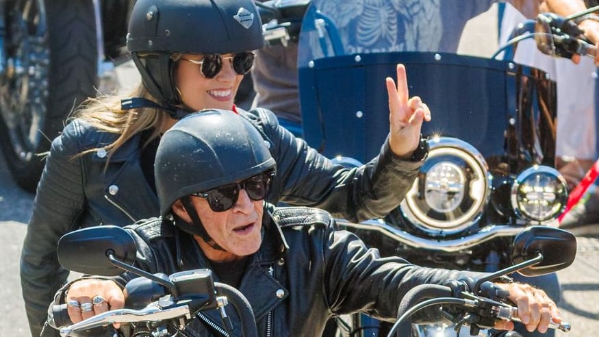 Der Musiker Peter Maffay führte dieses Jahr als Ehrengast mit seiner Frau Hendrikje Balsmeyer die Abschlussfahrt der Hamburger Harley Days an. Der Musiker Peter Maffay führte dieses Jahr als Ehrengast mit seiner Frau Hendrikje Balsmeyer die Abschlussfahrt der Hamburger Harley Days an.
