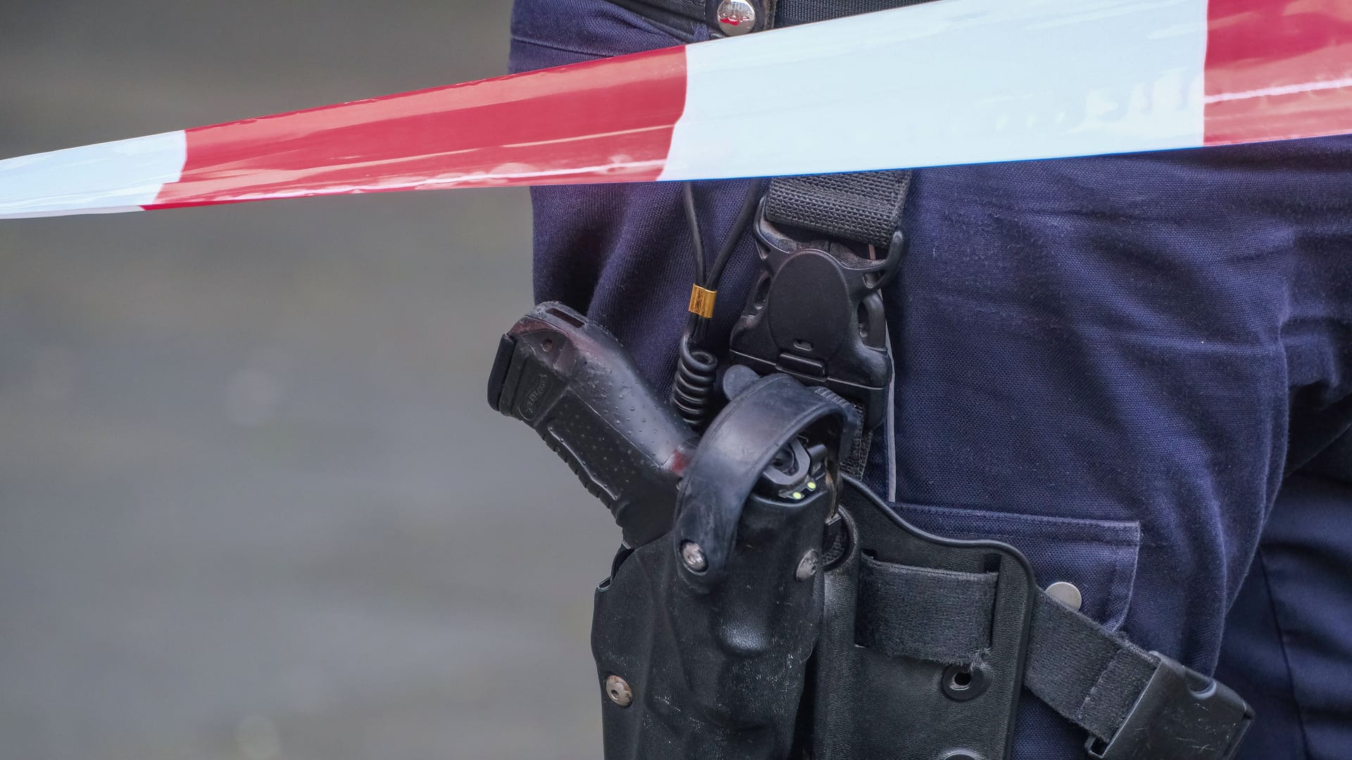 Düsseldorf 28.05.2025 Polizei Polizisten Polizeiausrüstung Polizeikleidung Dienstkleidung Uniform Pistole Waffe Walther P99 Automatik Dienstwaffe Schusswaffe Polizeidienstwaffe Polizeipistole Holster Polizeibewaffnung Schusswaffengebrauch Schussabgabe Flatterband Absperrband Düsseldorf Nordrhein-Westfalen Deutschland